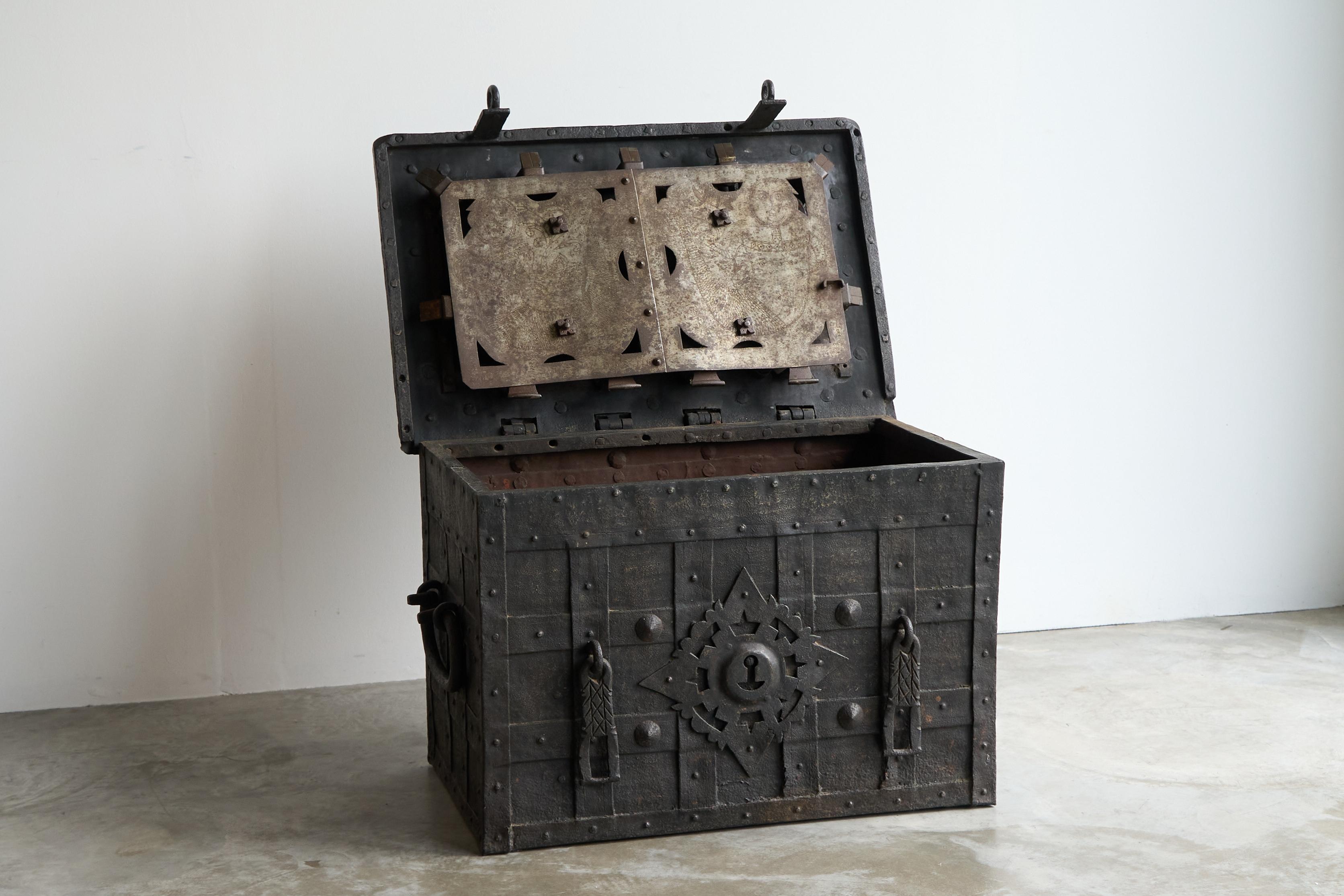 Very Rare Antique Armada Box or Strongbox in Iron Early 17th Century In Good Condition For Sale In Meer, VAN