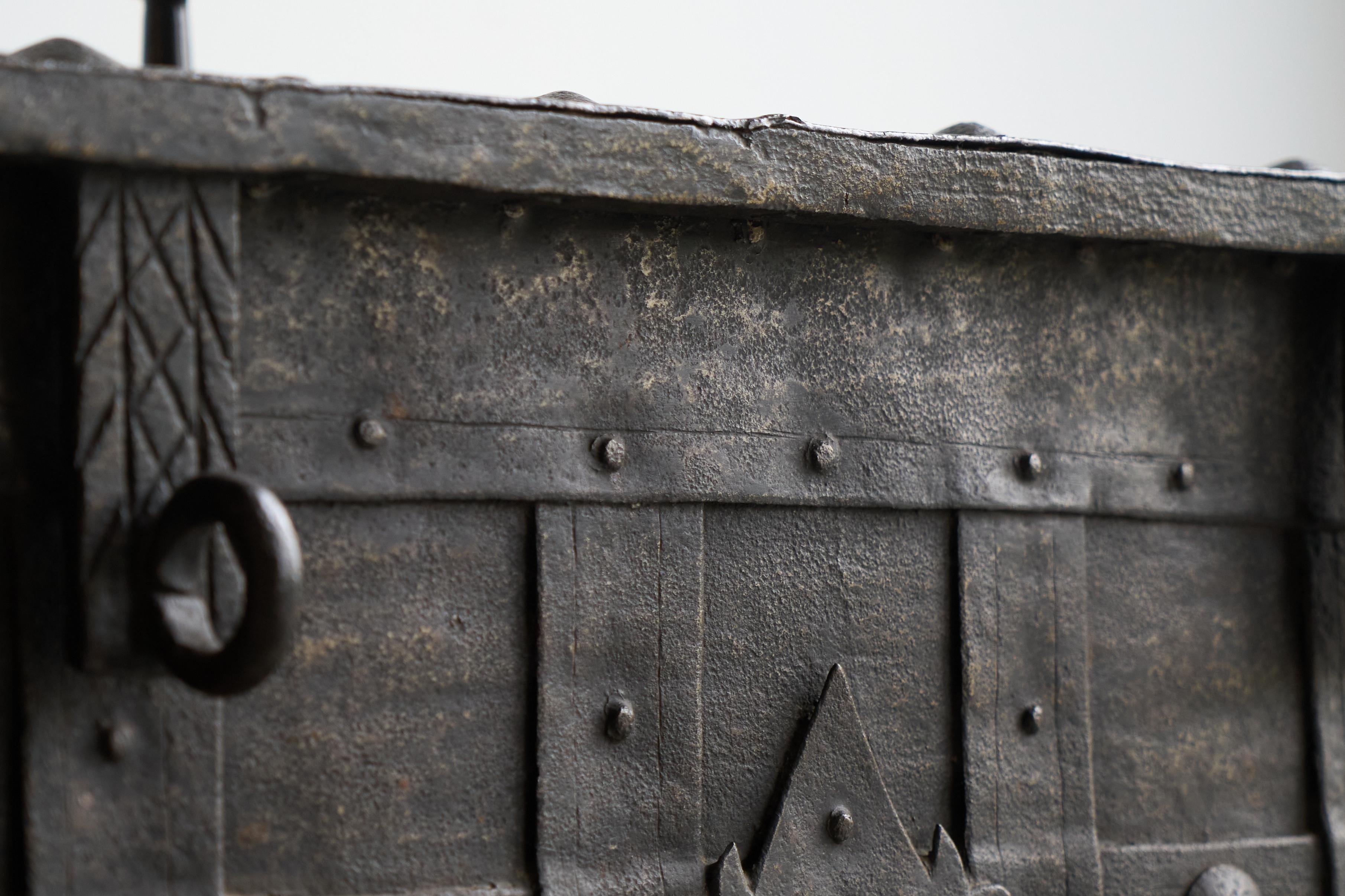 Very Rare Antique Armada Box or Strongbox in Iron Early 17th Century For Sale 1