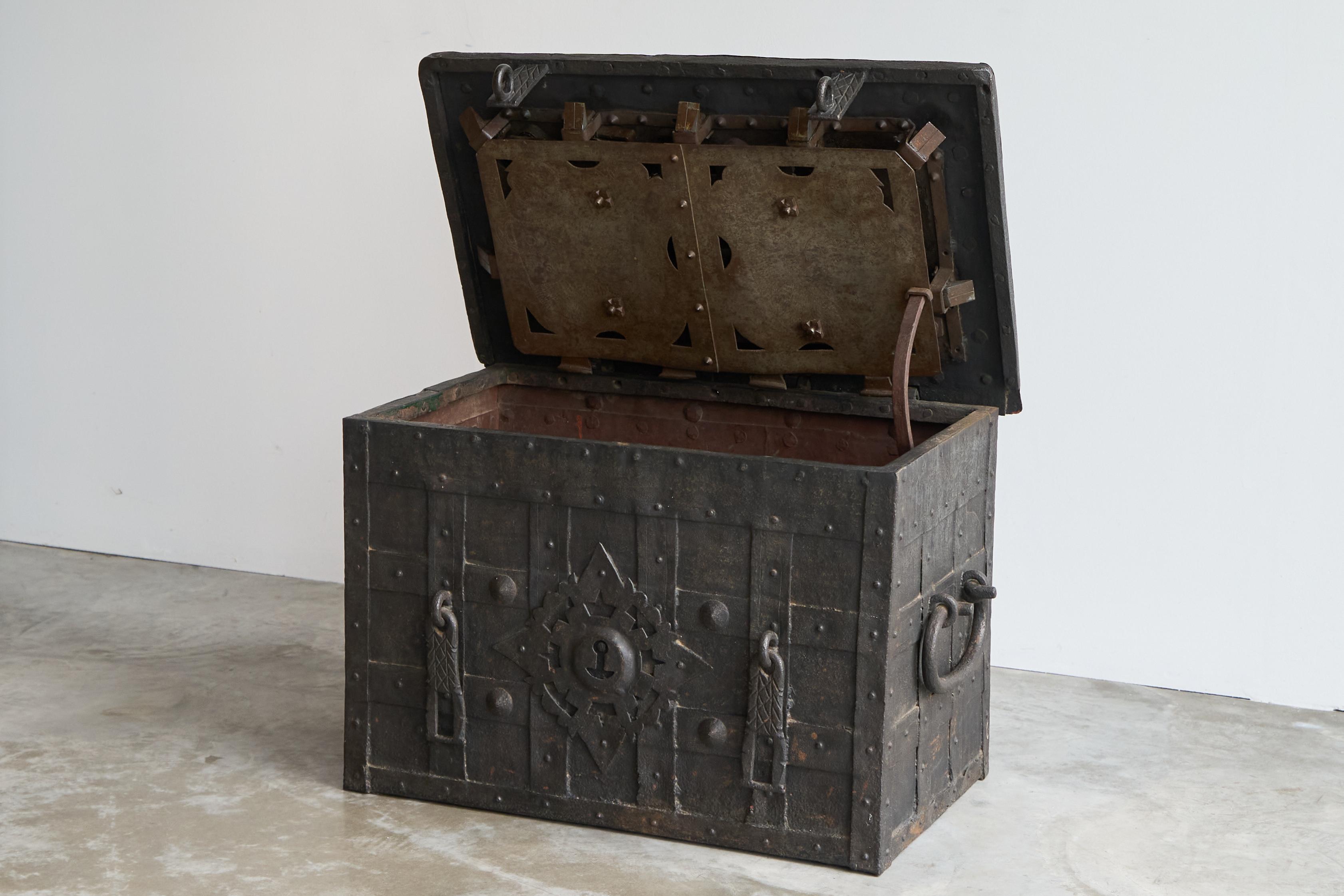 Very Rare Antique Armada Box or Strongbox in Iron Early 17th Century For Sale 2