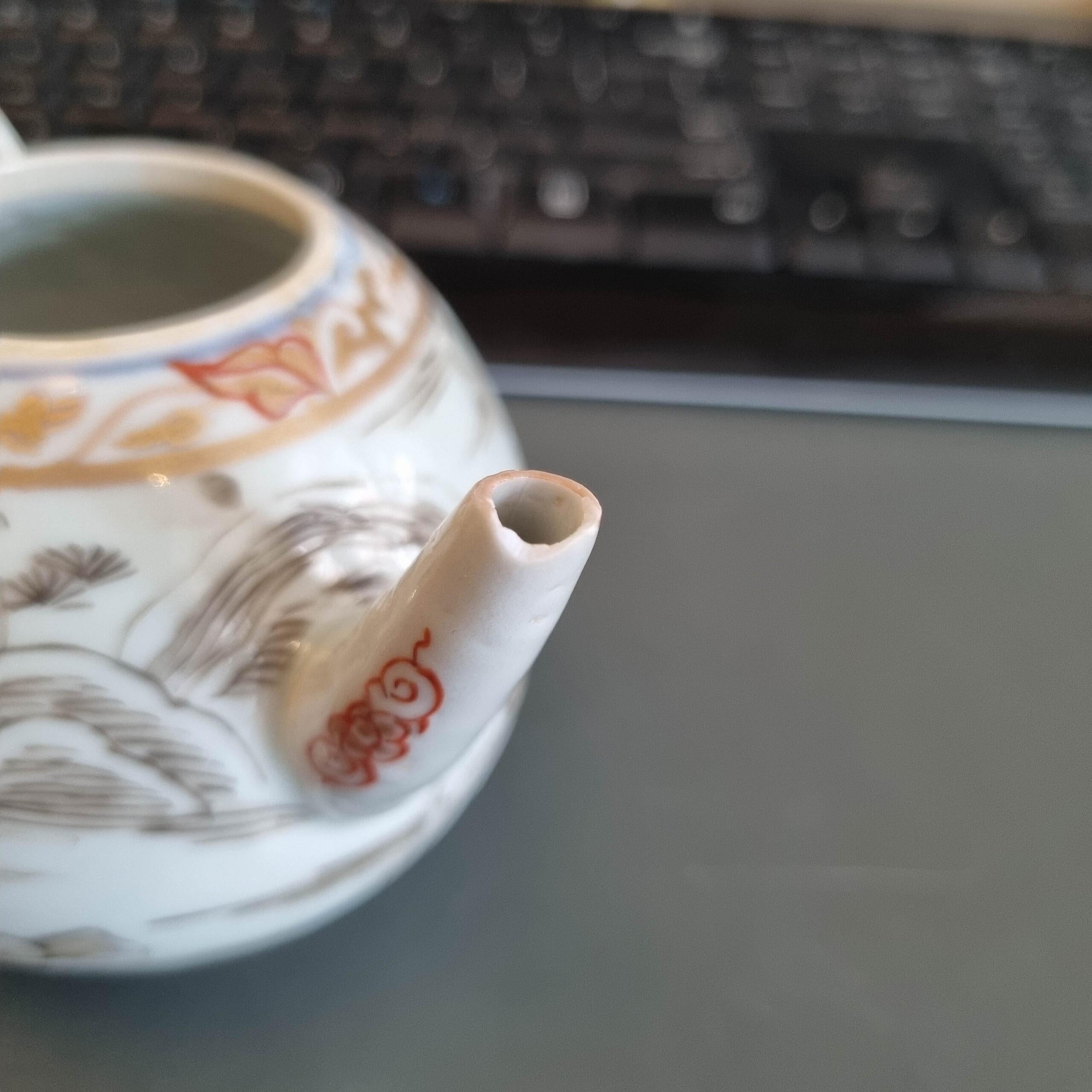 Very rare Antique Ca 1700 Japanese Porcelain Grisaille Decorated Teapot For Sale 12