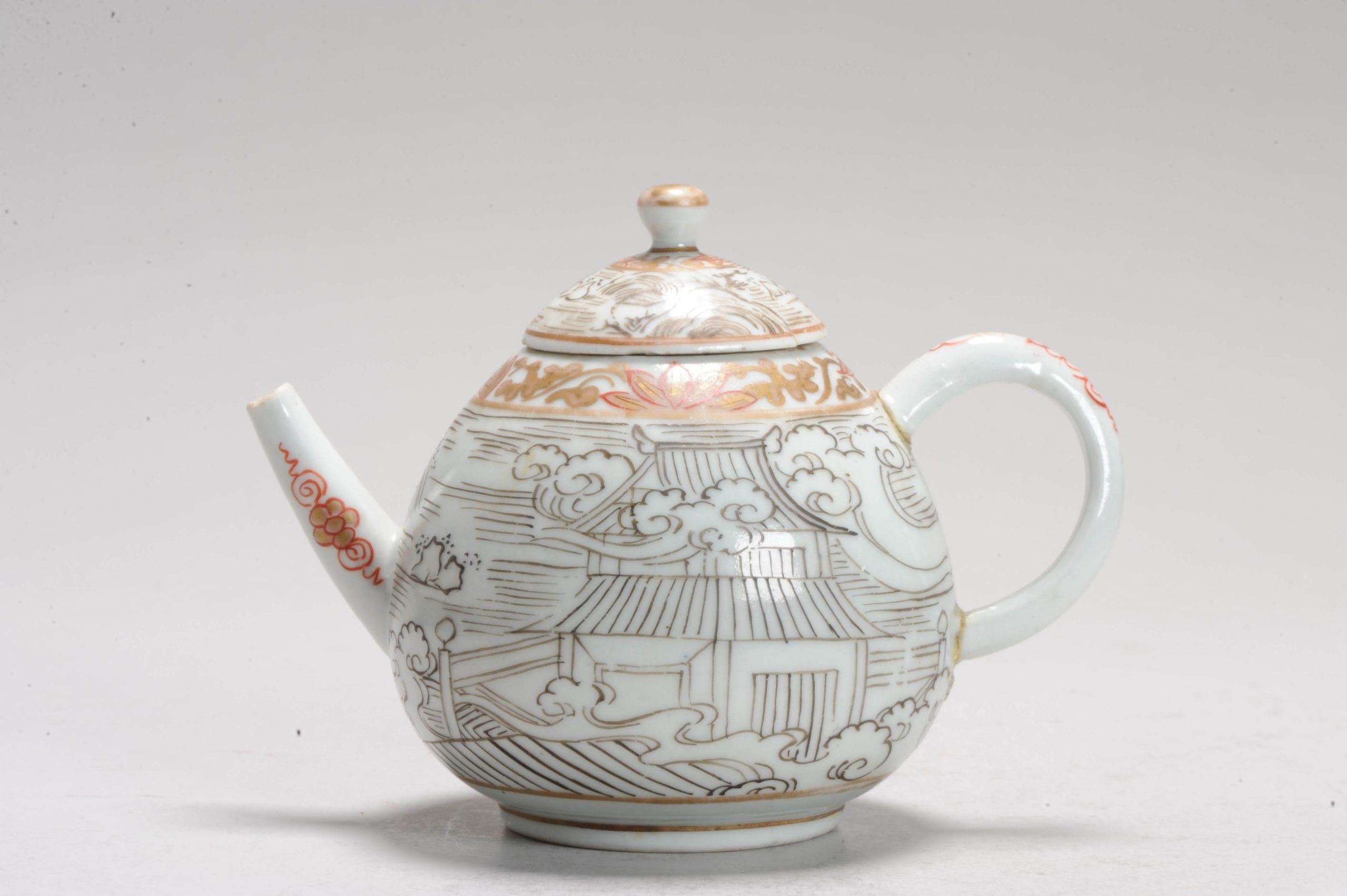 Una tetera muy bien decorada. Decoración única. Difícil de encontrar. Tenemos un ejemplar en nuestra colección privada y éste es el segundo que hemos visto en 10 años.

Condición
Tapa restaurada, estaba por la mitad. Reposamanos. Tamaño 13,5x10CM