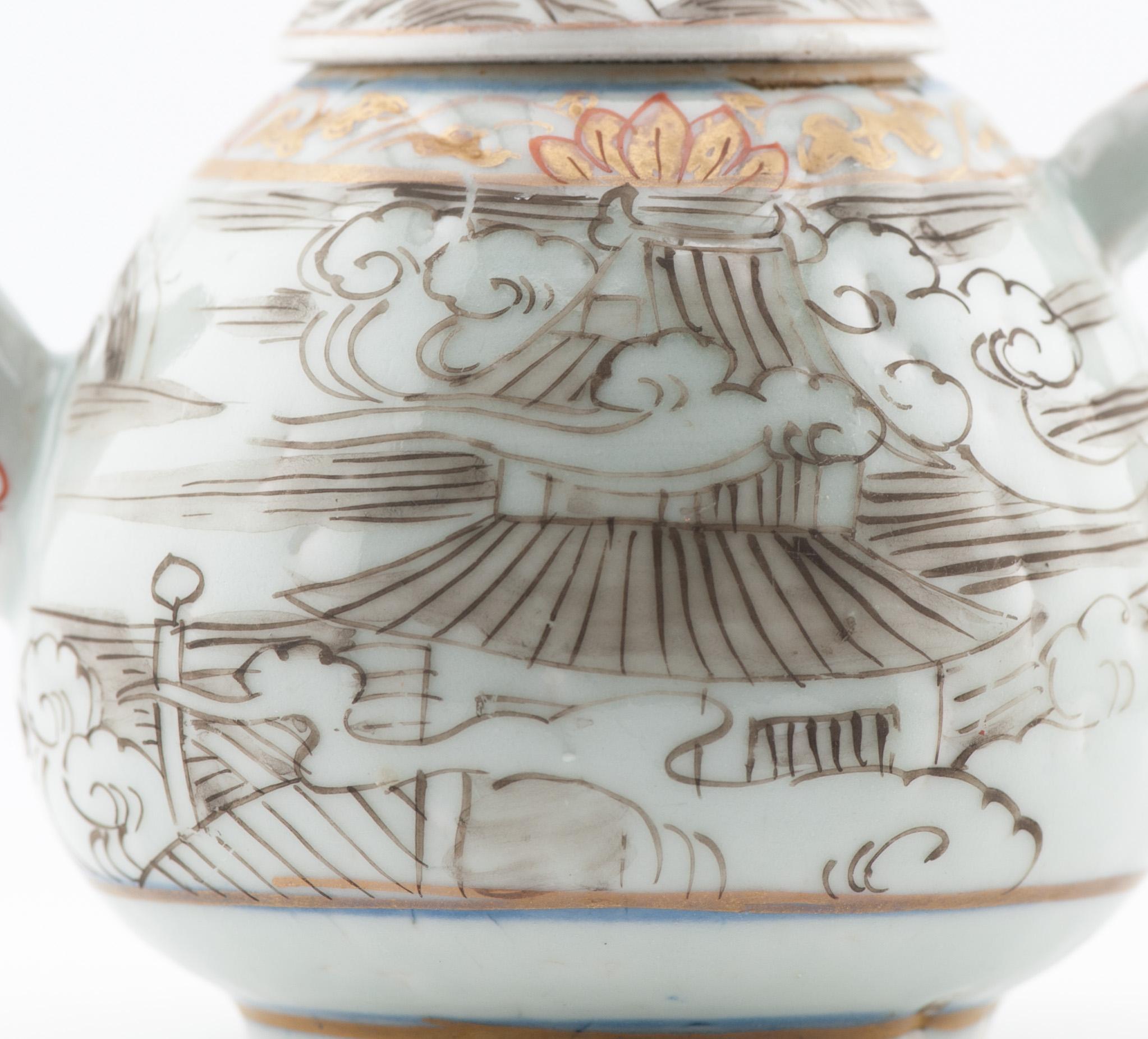 Edo Very rare Antique Ca 1700 Japanese Porcelain Grisaille Decorated Teapot For Sale