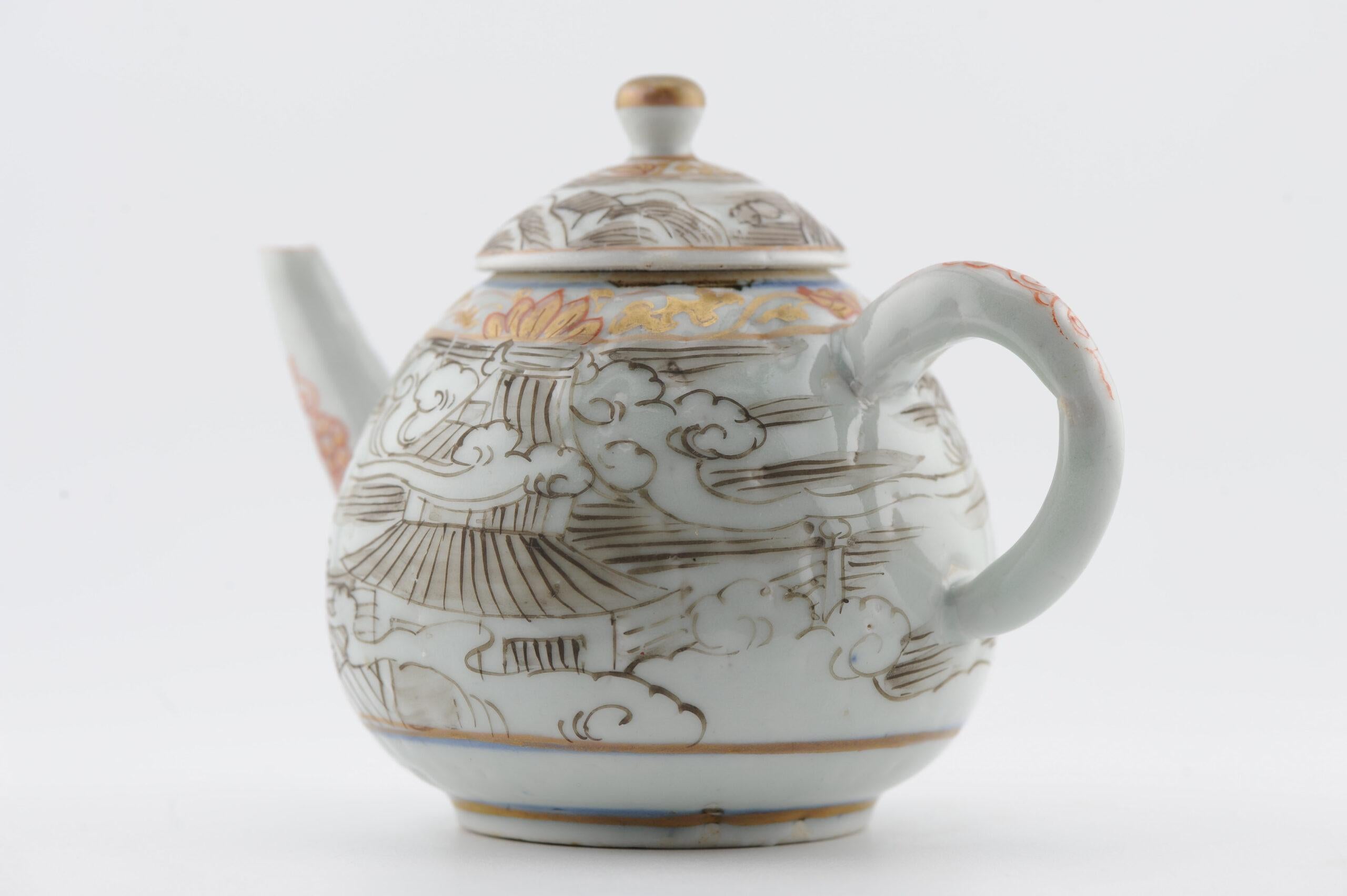 Very rare Antique Ca 1700 Japanese Porcelain Grisaille Decorated Teapot In Good Condition For Sale In Amsterdam, Noord Holland