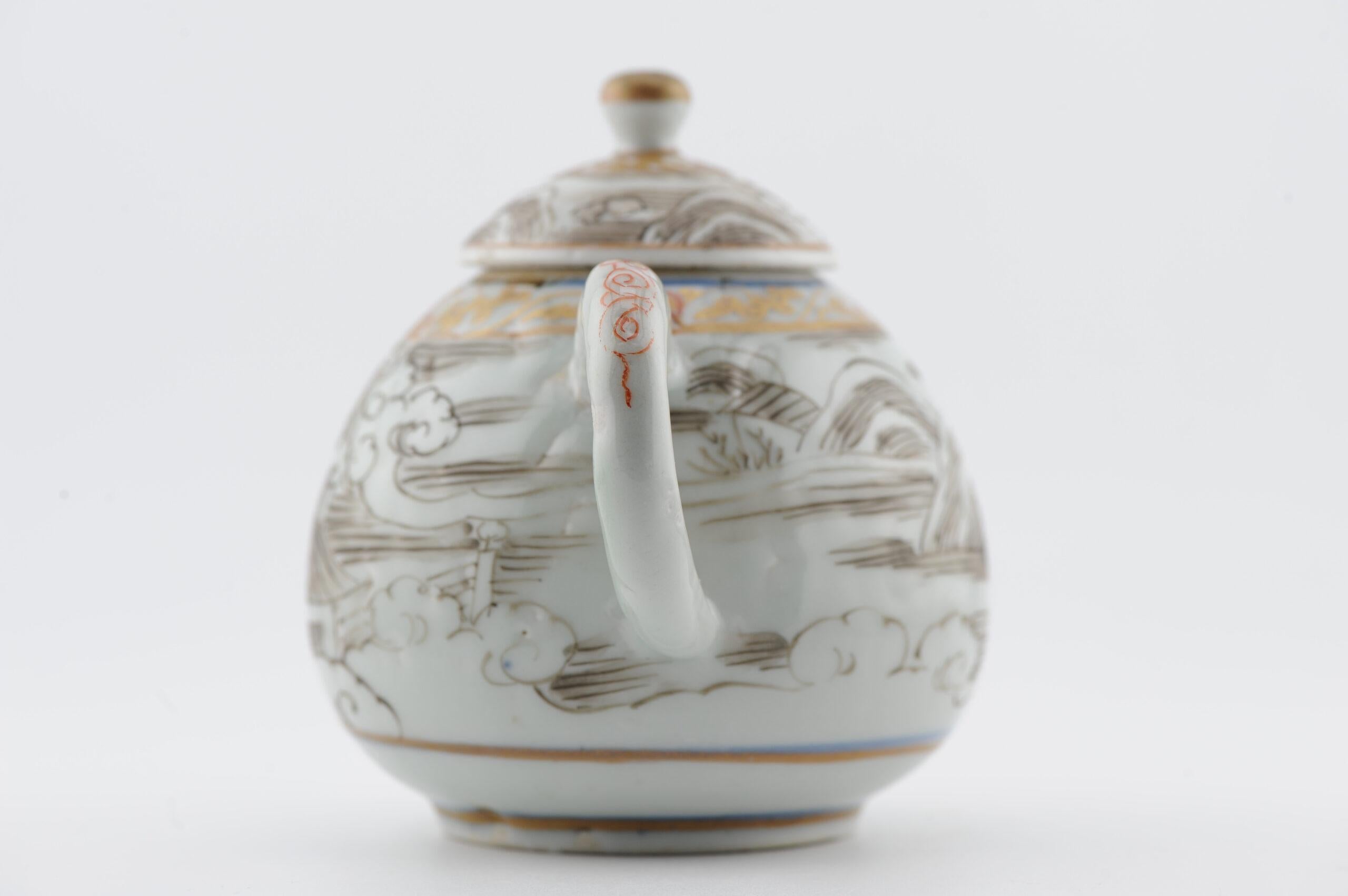 Very rare Antique Ca 1700 Japanese Porcelain Grisaille Decorated Teapot For Sale 1