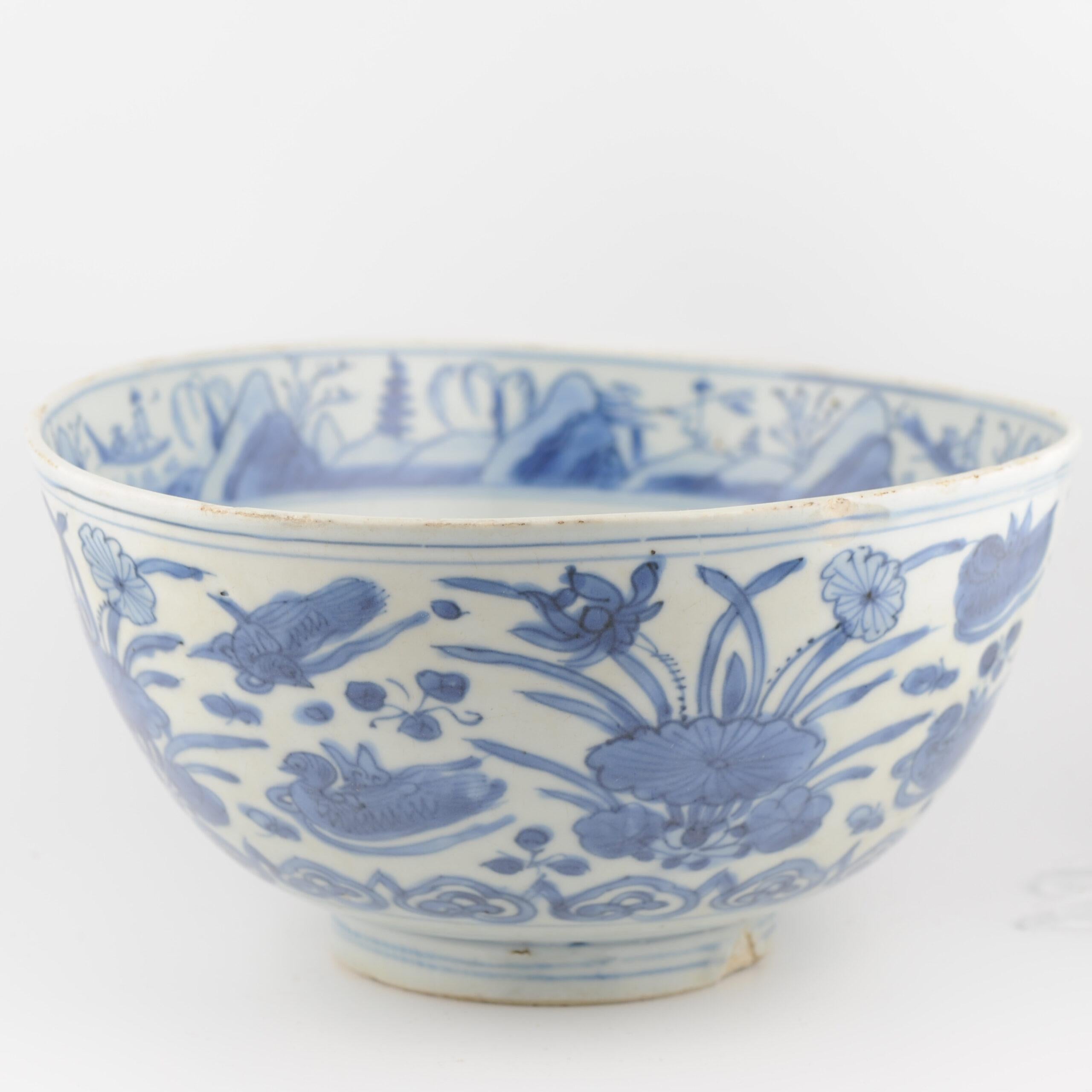 Un bel pezzo decorato. Un tipo molto raro con un paesaggio all'interno e anatre mandarine in uno stagno di loto all'esterno.
Cina Forni di Jingdezhen
Dinastia Ming, regno Jiajing o Wanli

Provenienza:

- Collezione privata Paesi