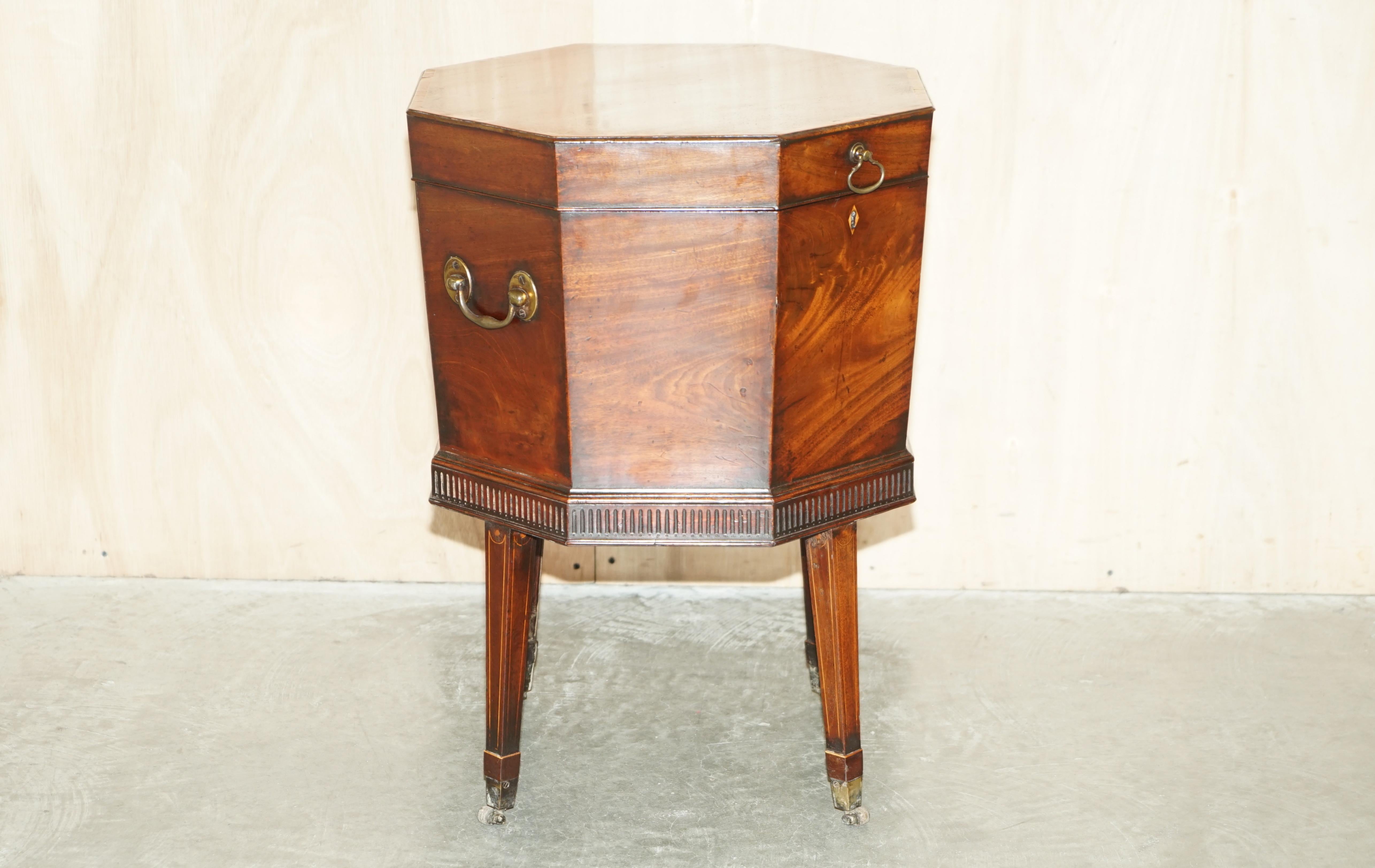 Siamo lieti di offrire in vendita questa rarissima Cellaretta di mogano di Giorgio III del 1780-1800 circa, completamente restaurata, con gli scomparti interni originali rivestiti in zinco.

È un pezzo molto bello e ben fatto, ha una bella