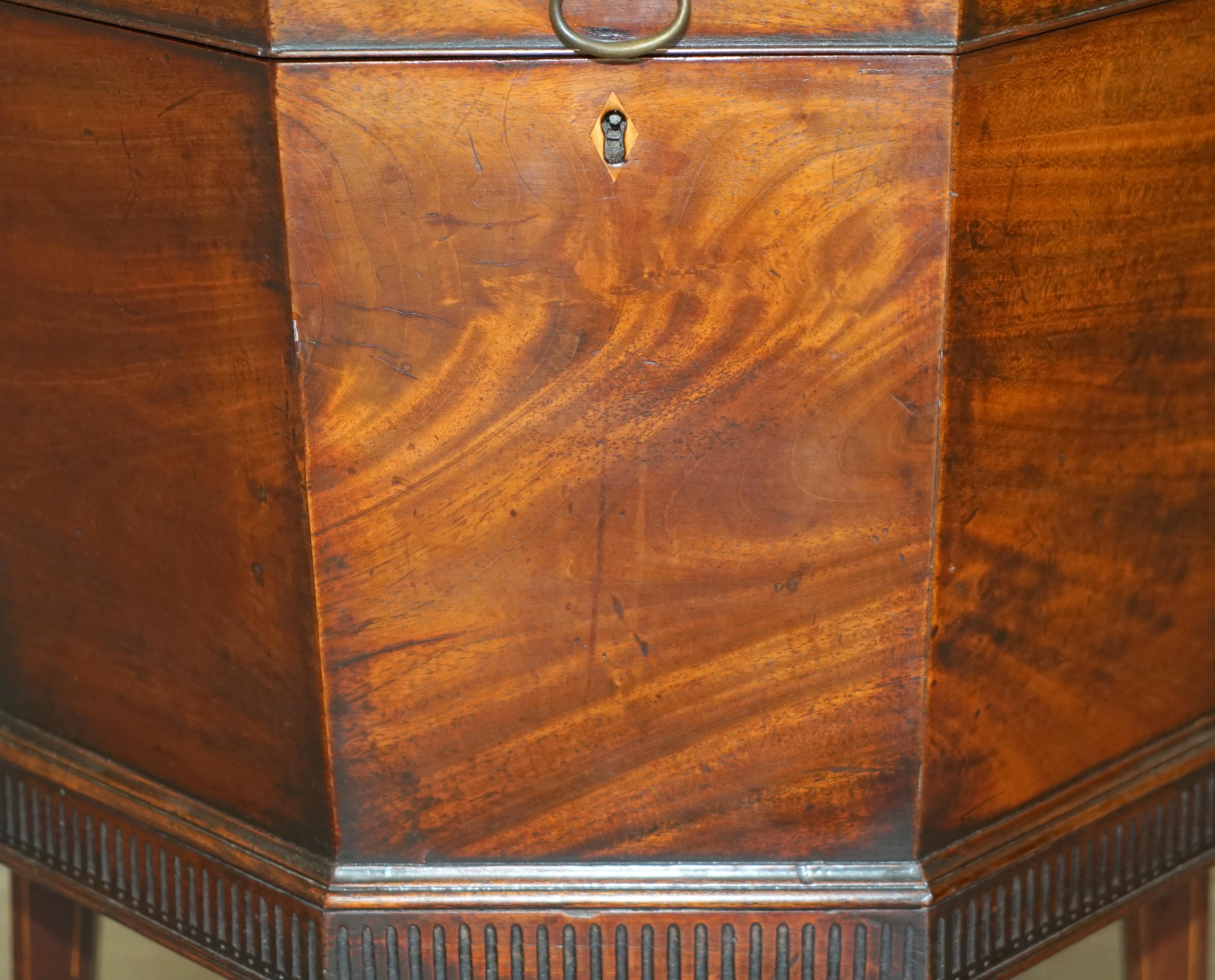Molto raro, antico, completamente restaurato, George III 1780, Cellaretto per vino in legno massiccio In condizioni buone in vendita a West Sussex, Pulborough
