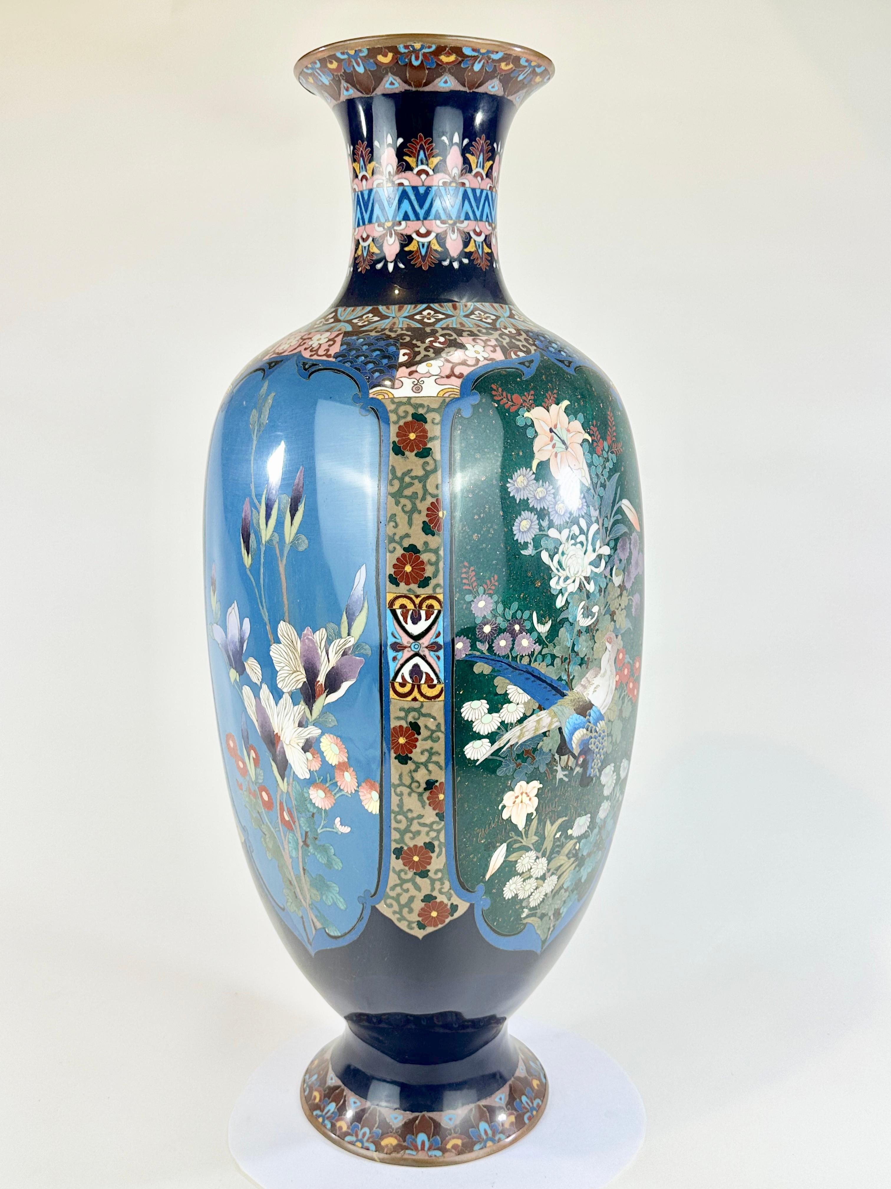 Disponible auprès de Shogun Art Gallery à Portland, Oregon, spécialisée depuis plus de 40 ans dans les arts et antiquités asiatiques.

Il s'agit d'un vase Cloisonné orné unique de l'ère Meiji (vers 1890) au Japon. Fabriqué en cuivre, alliages de