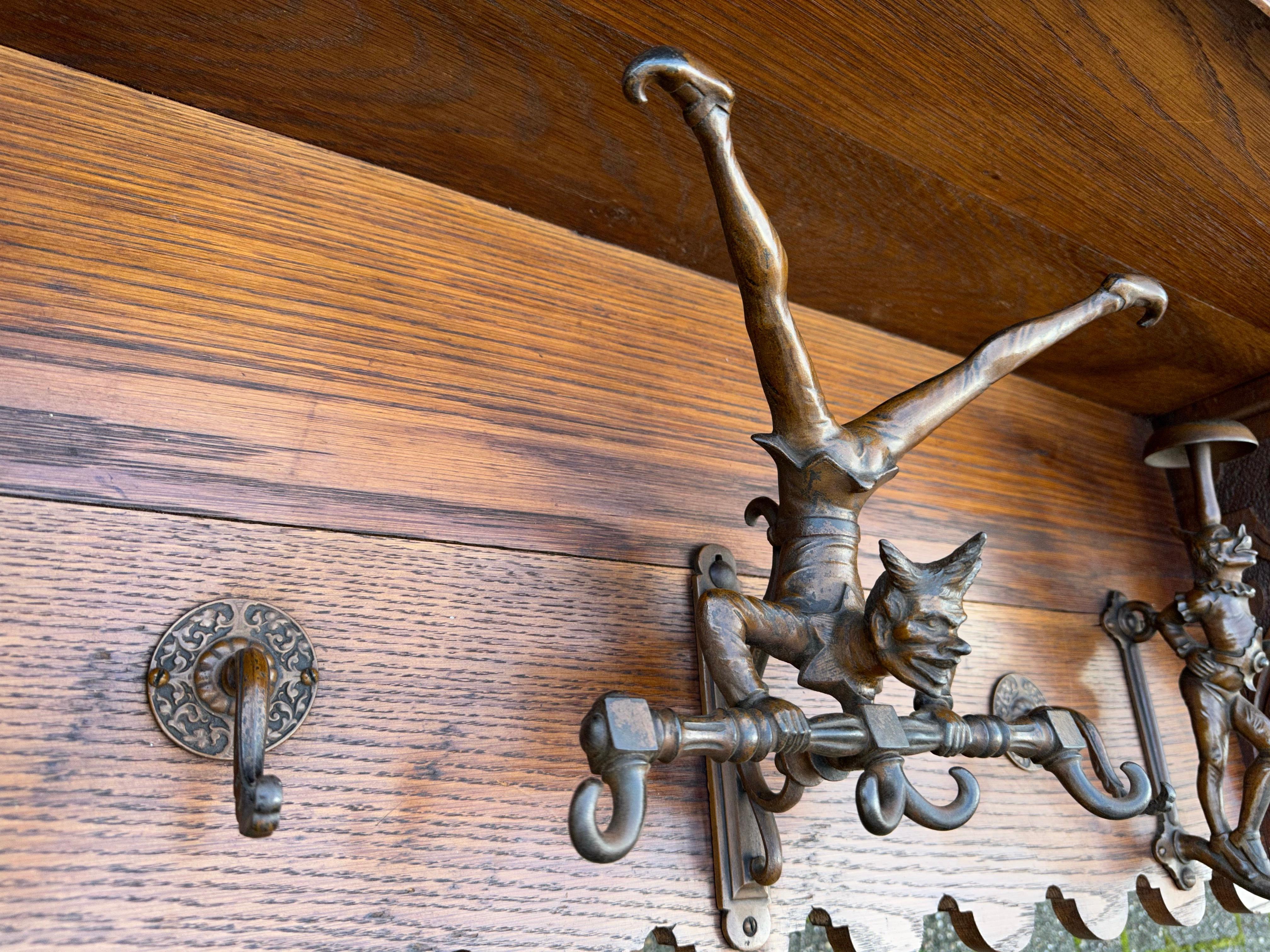 Sehr seltene antike Wandgarderobe aus Eiche w. Acrobatische Jester-Figuren mit Kapuze, großartiger Spaß im Angebot 9