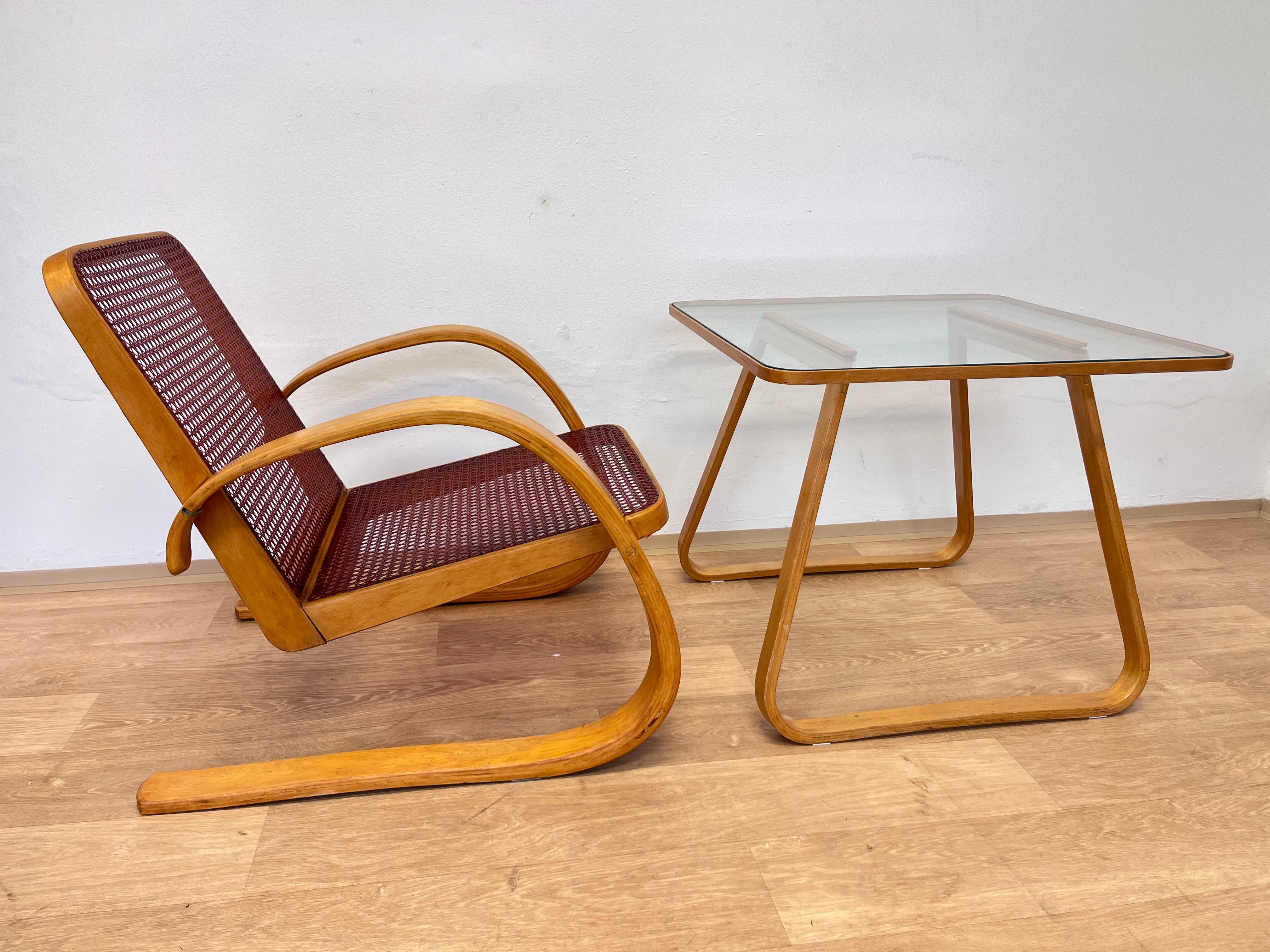 - Checoslovaquia, 1949
- Diseño muy raro y sencillo
- Sólo se fabricaron unas pocas piezas
- Completamente original y en buen estado de conservación, ver las fotos
- Publicado en libros y encontrado en el museo de Brno.
- mesa:66x66, altura: 55cm
-