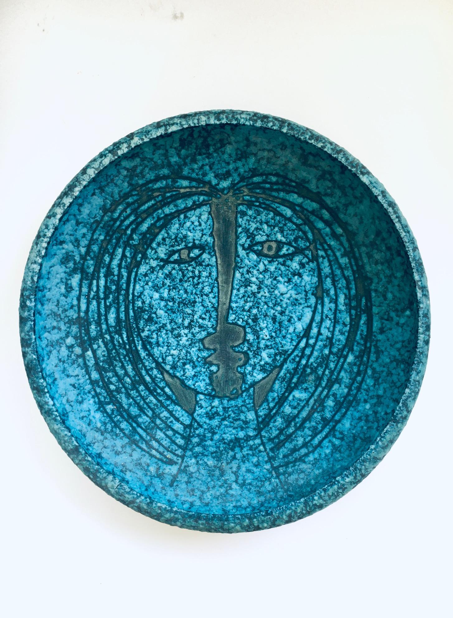 VERY RARE Vintage Midcentury Art Ceramics Sgraffito Female Face Bowl by Alvino Bagni for Raymor. Made in Italy, 1960's period. Large and impressive round shape bowl / dish with lava structure glaze in turquoise green. Illustrated with an abstract