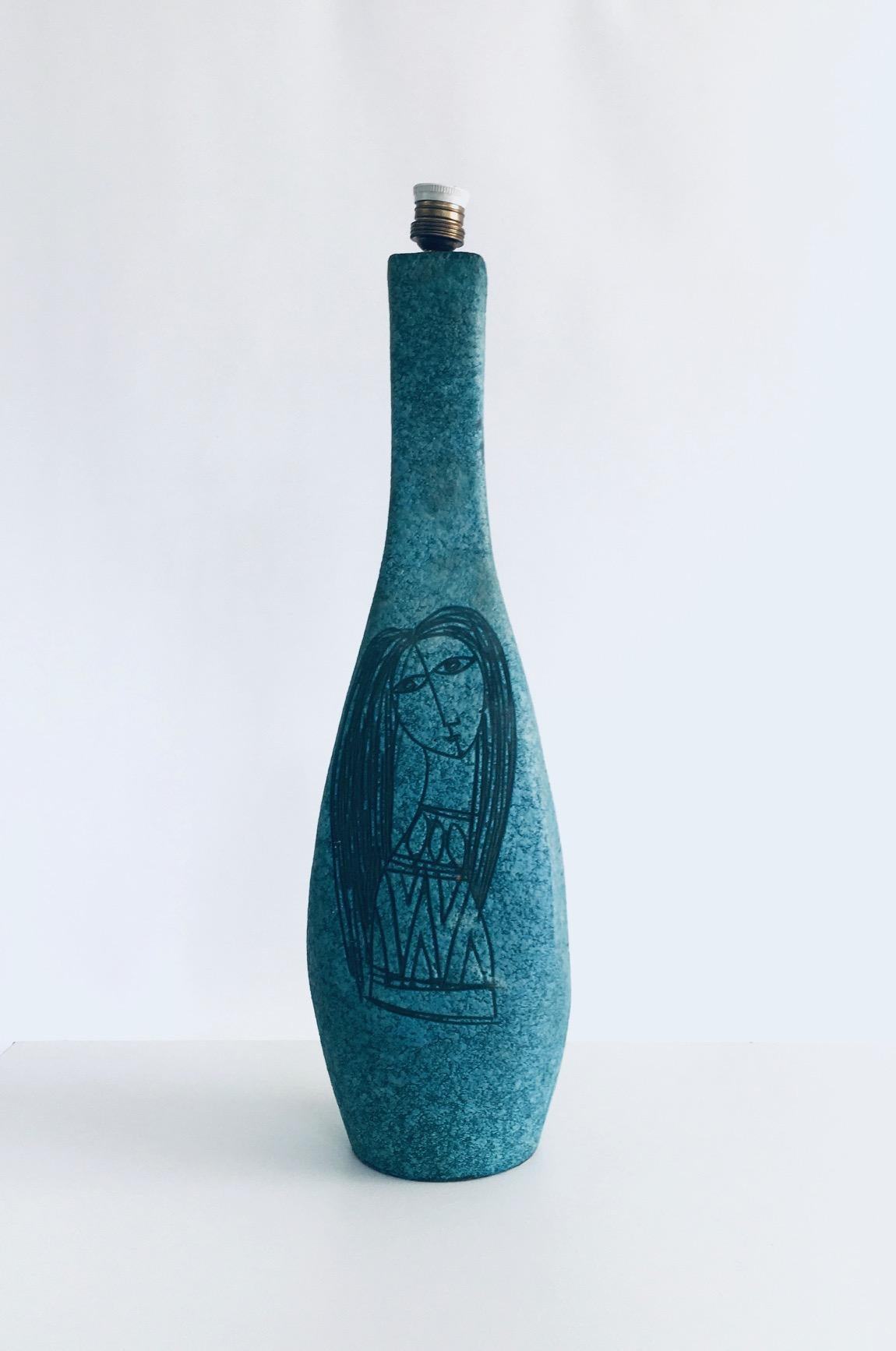SEHR RARE Vintage Midcentury Modern Design Art Keramik Sgraffito große Tischlampe von Alvino Bagni für Raymor. Hergestellt in Italien, in den 1960er Jahren. Großer und beeindruckend hoher Tischlampenfuß aus Keramik mit Lava-Strukturglasur in
