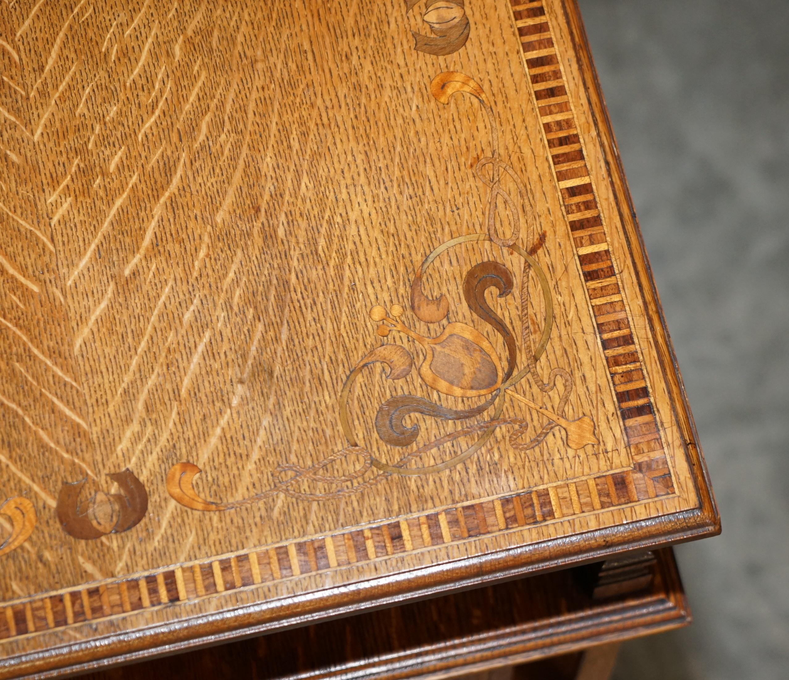Très rare table d'appoint bibliothèque tournante Art Nouveau en chêne et échantillons de bois incrustés en vente 5