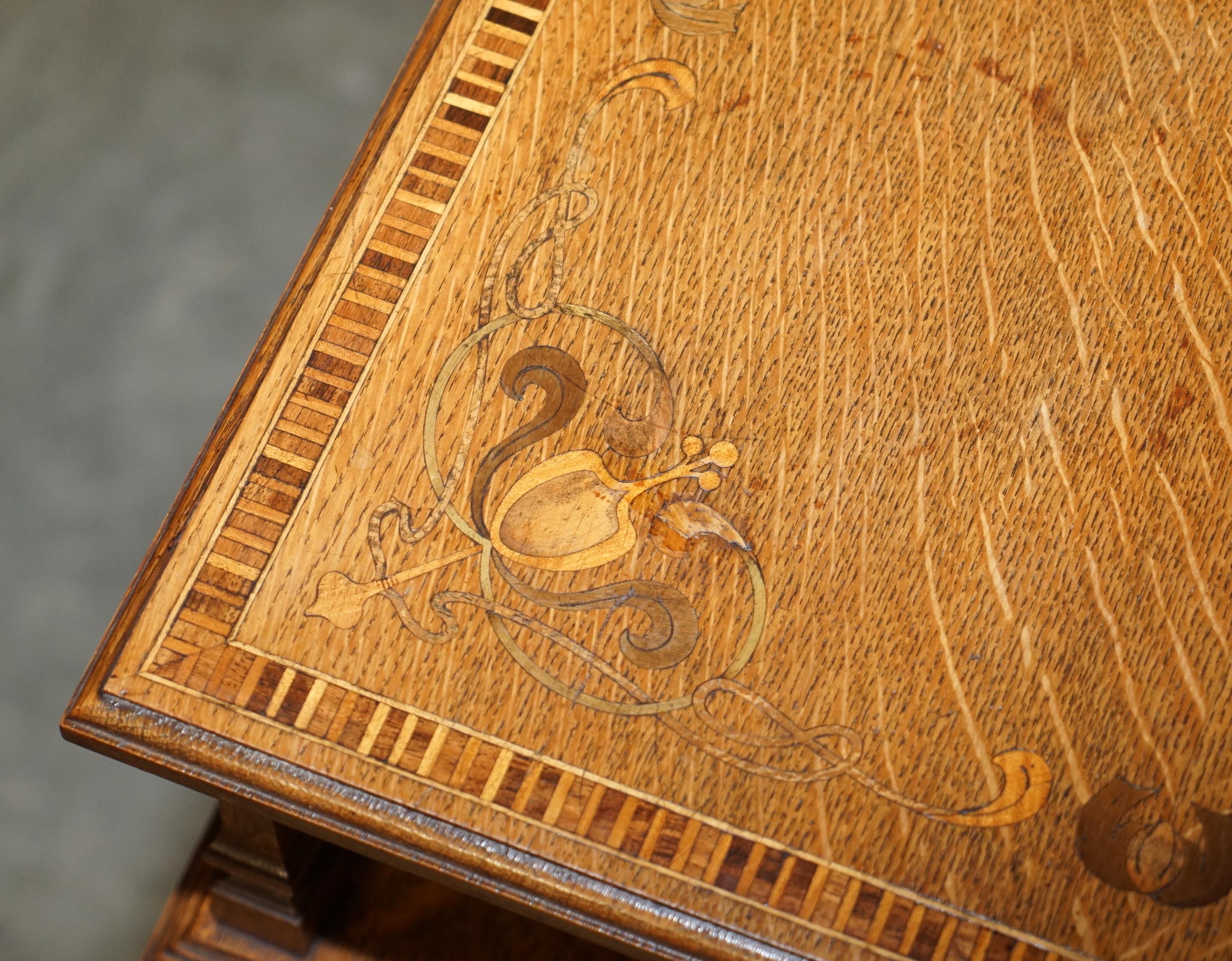 Très rare table d'appoint bibliothèque tournante Art Nouveau en chêne et échantillons de bois incrustés en vente 6