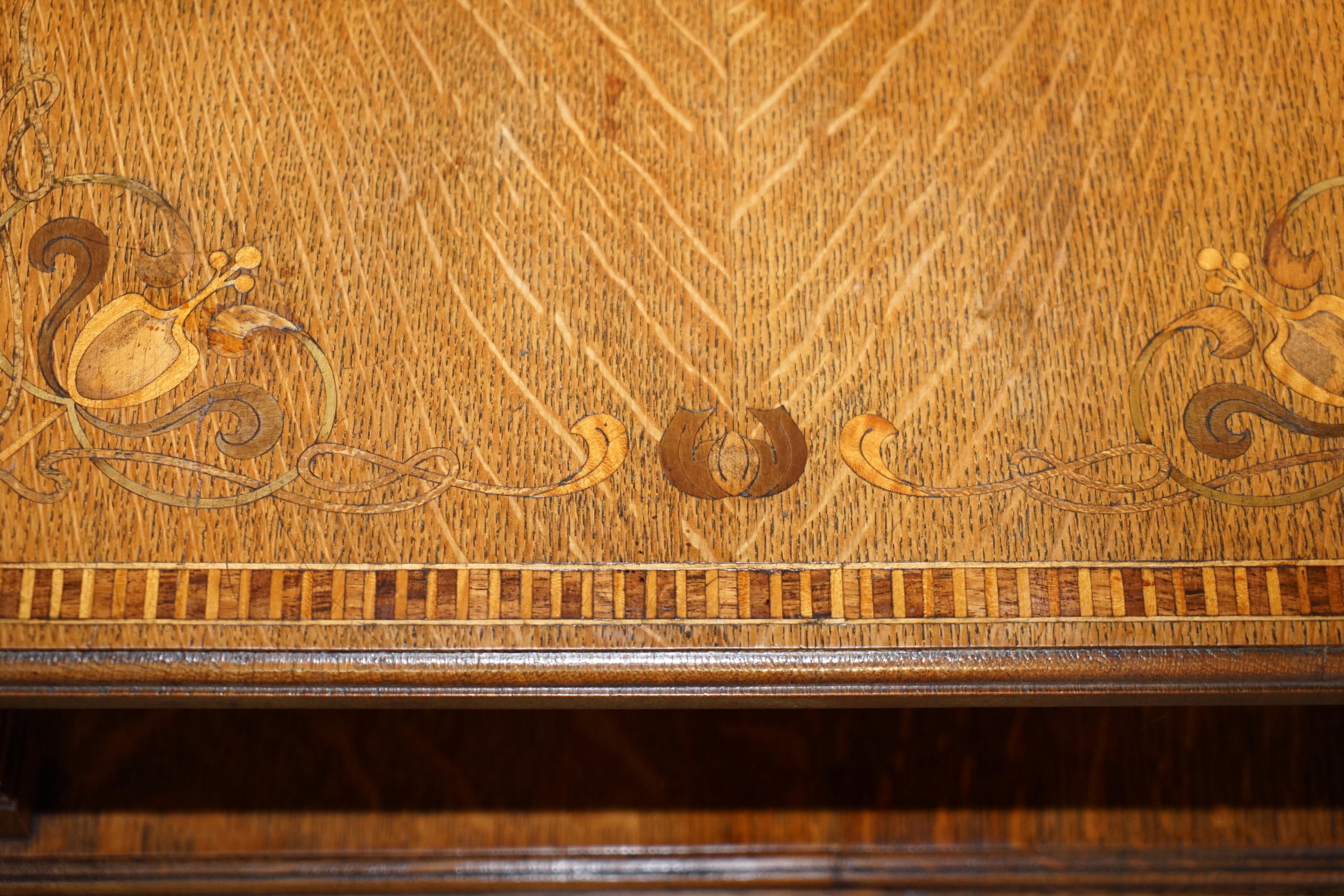 Très rare table d'appoint bibliothèque tournante Art Nouveau en chêne et échantillons de bois incrustés en vente 7