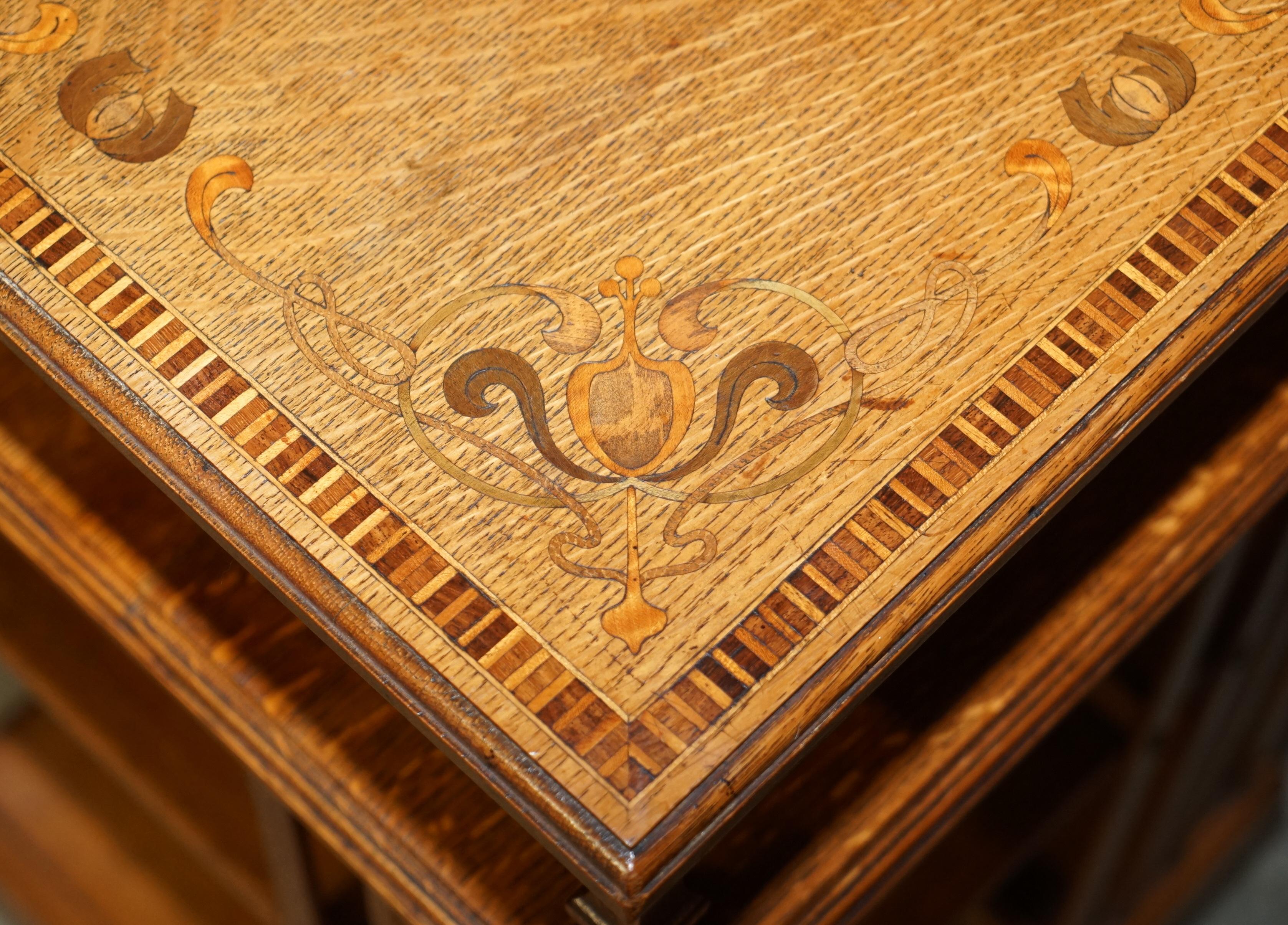 Très rare table d'appoint bibliothèque tournante Art Nouveau en chêne et échantillons de bois incrustés en vente 8