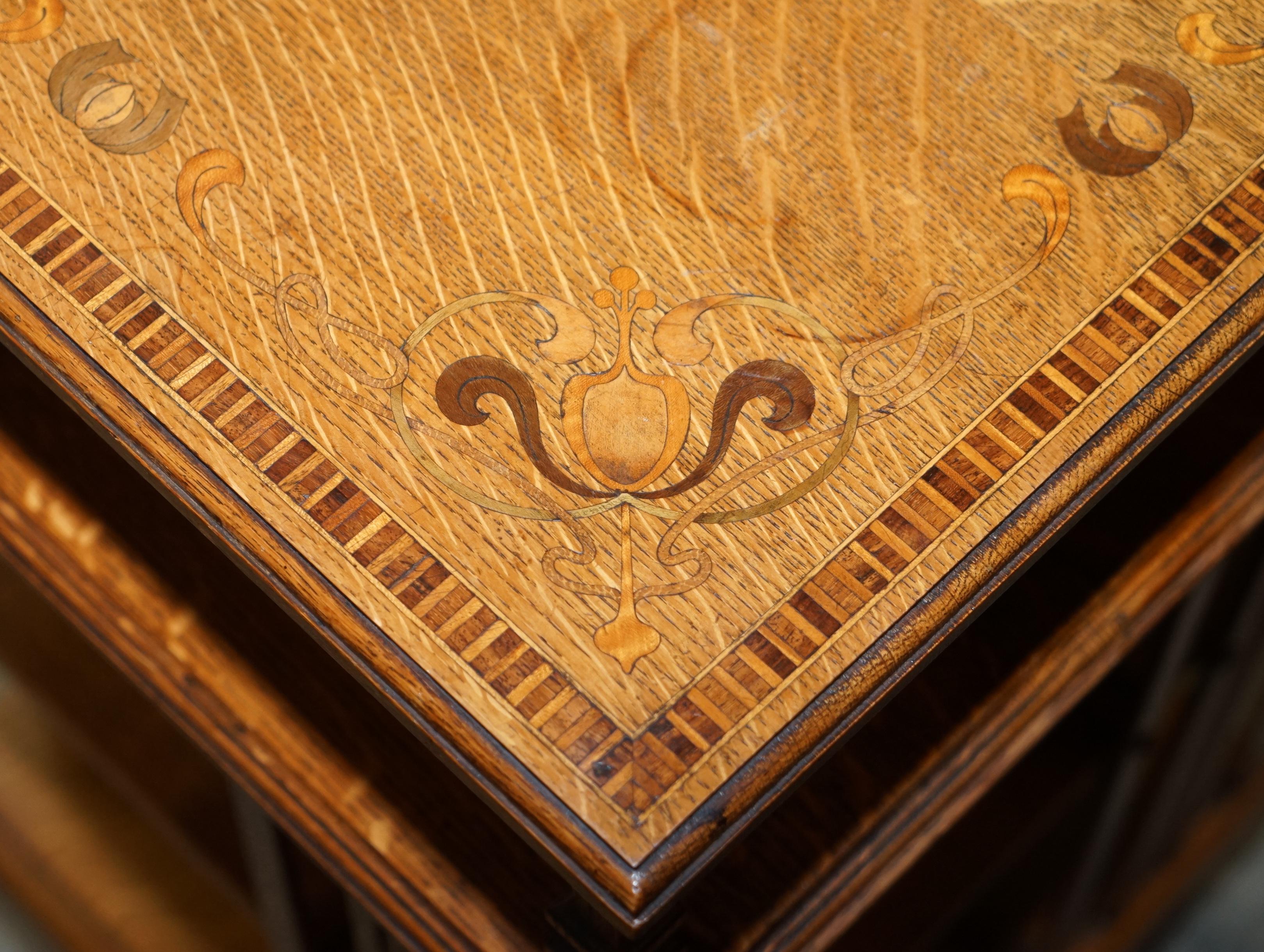Très rare table d'appoint bibliothèque tournante Art Nouveau en chêne et échantillons de bois incrustés en vente 9