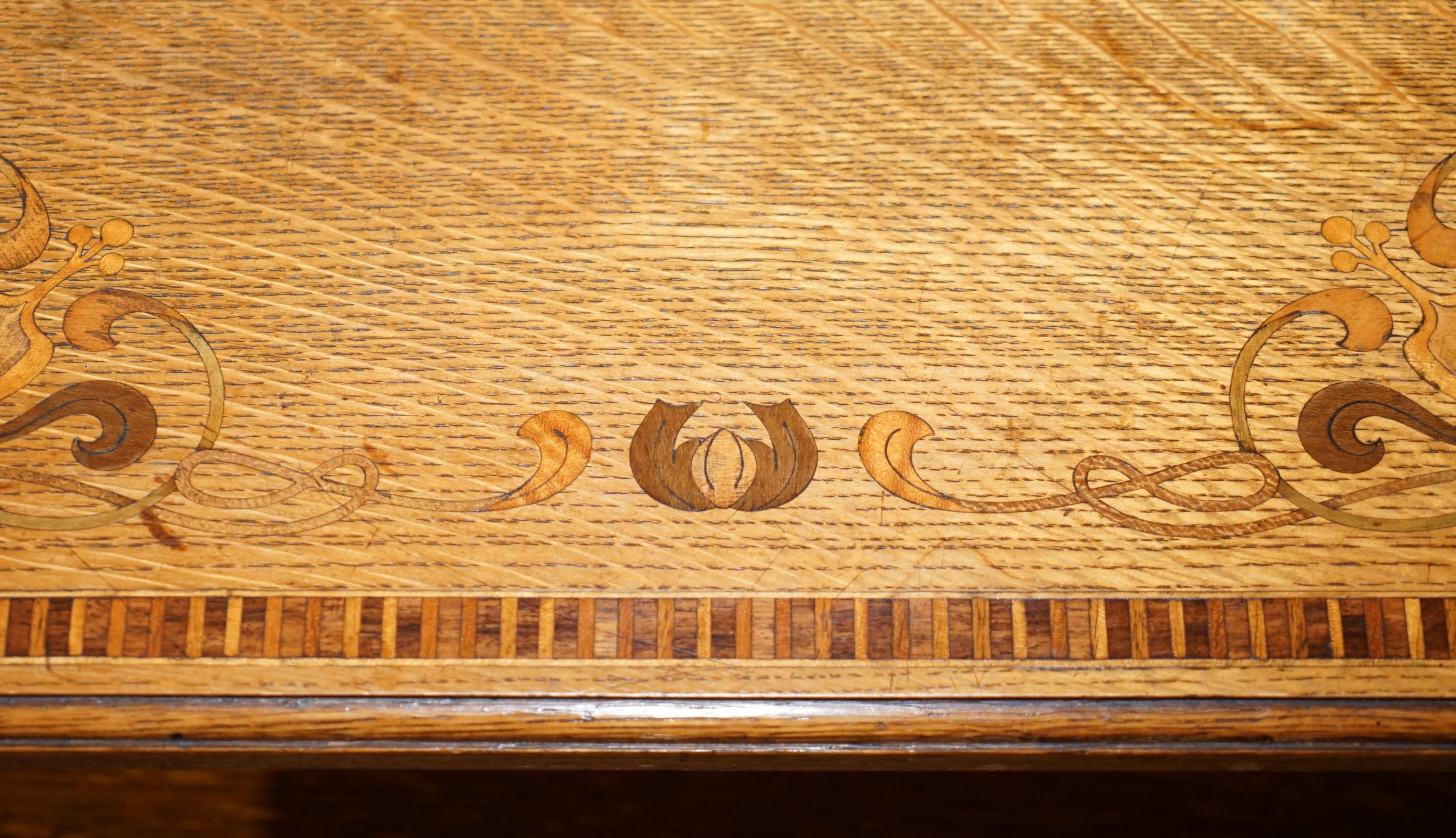 Très rare table d'appoint bibliothèque tournante Art Nouveau en chêne et échantillons de bois incrustés en vente 10