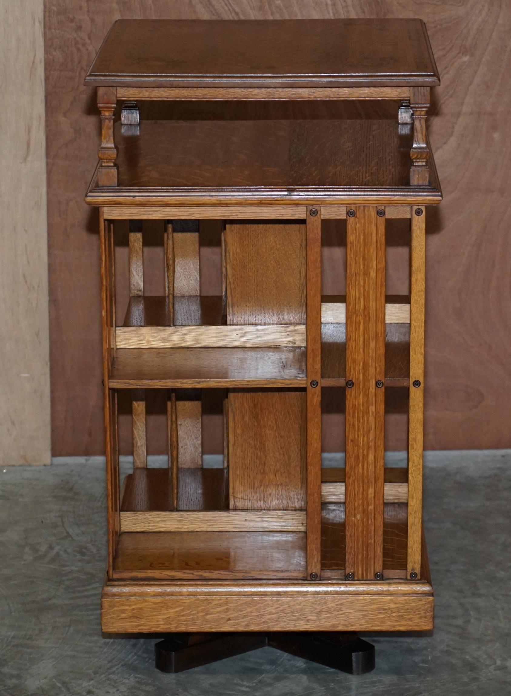 Art nouveau Très rare table d'appoint bibliothèque tournante Art Nouveau en chêne et échantillons de bois incrustés en vente