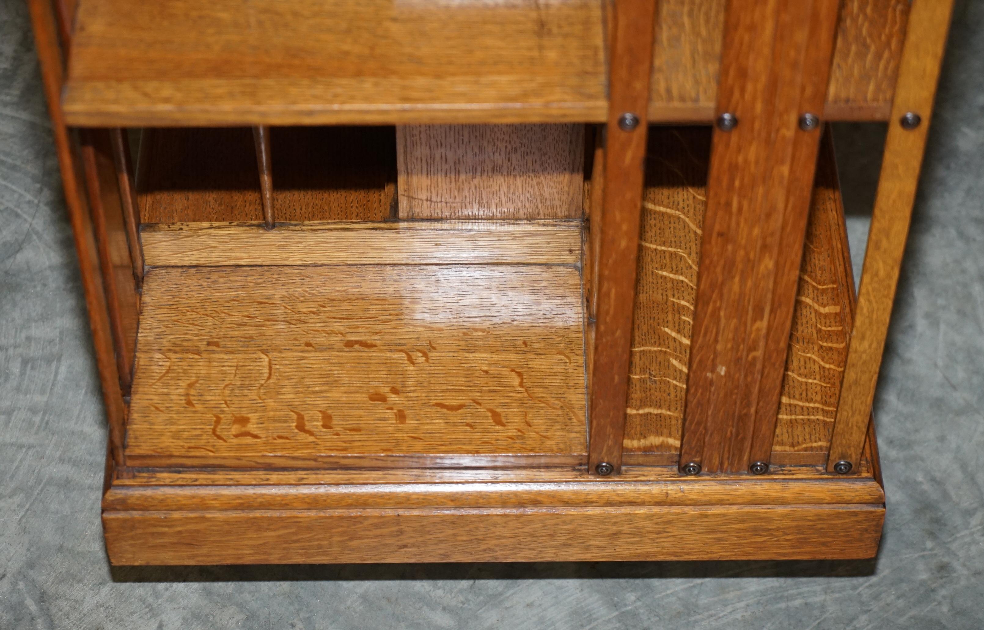 Anglais Très rare table d'appoint bibliothèque tournante Art Nouveau en chêne et échantillons de bois incrustés en vente