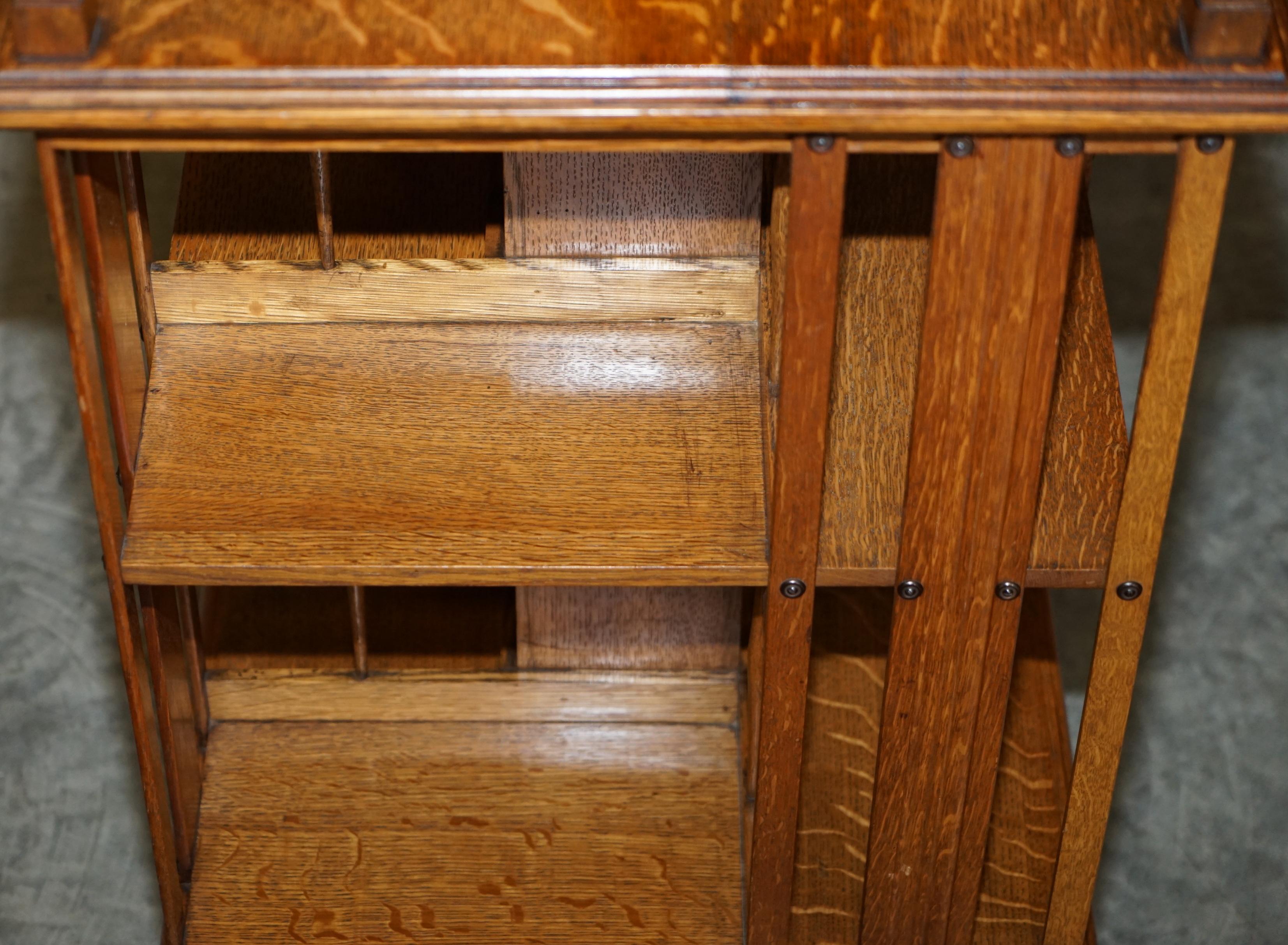 Fait main Très rare table d'appoint bibliothèque tournante Art Nouveau en chêne et échantillons de bois incrustés en vente