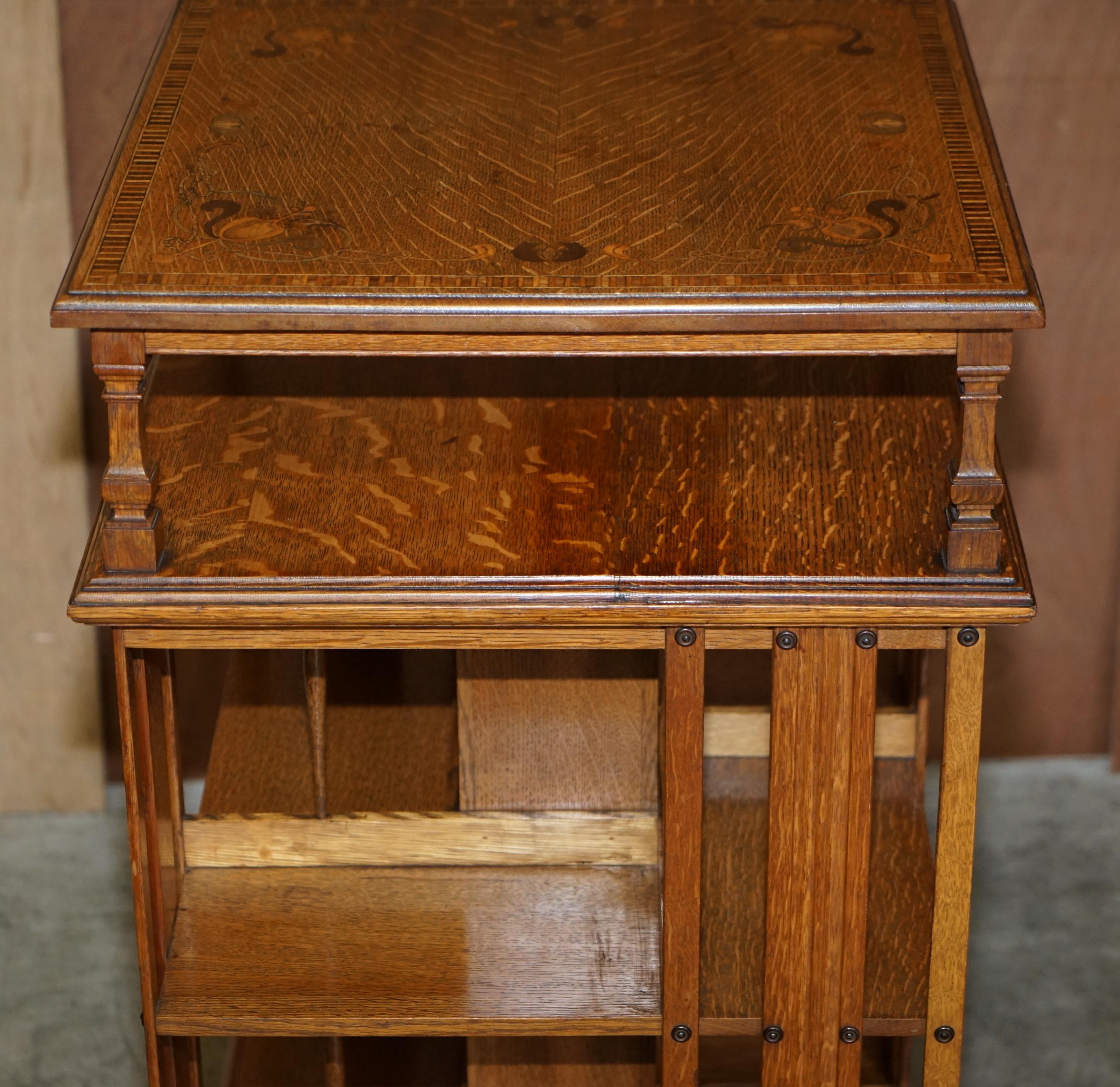 20ième siècle Très rare table d'appoint bibliothèque tournante Art Nouveau en chêne et échantillons de bois incrustés en vente