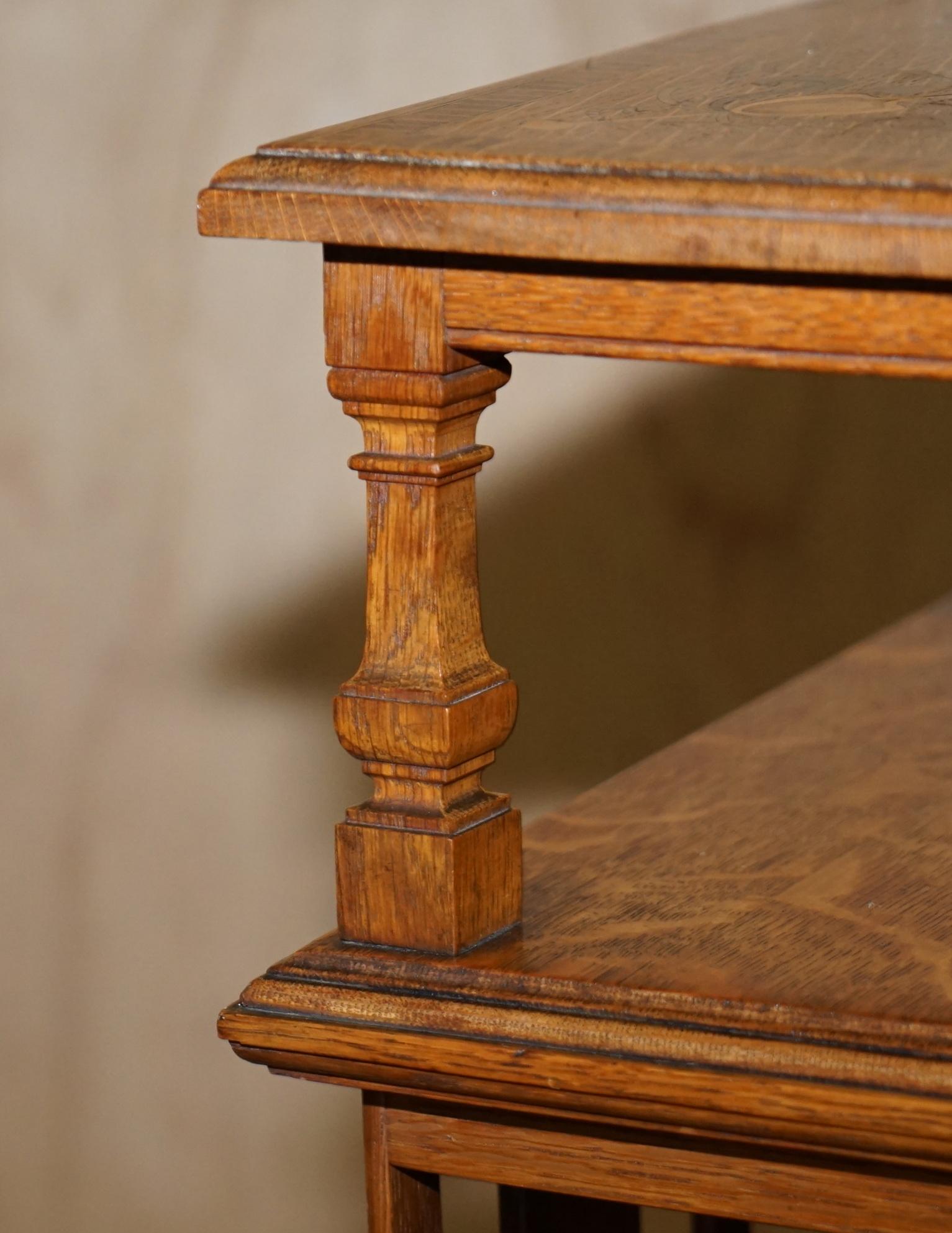 Chêne Très rare table d'appoint bibliothèque tournante Art Nouveau en chêne et échantillons de bois incrustés en vente