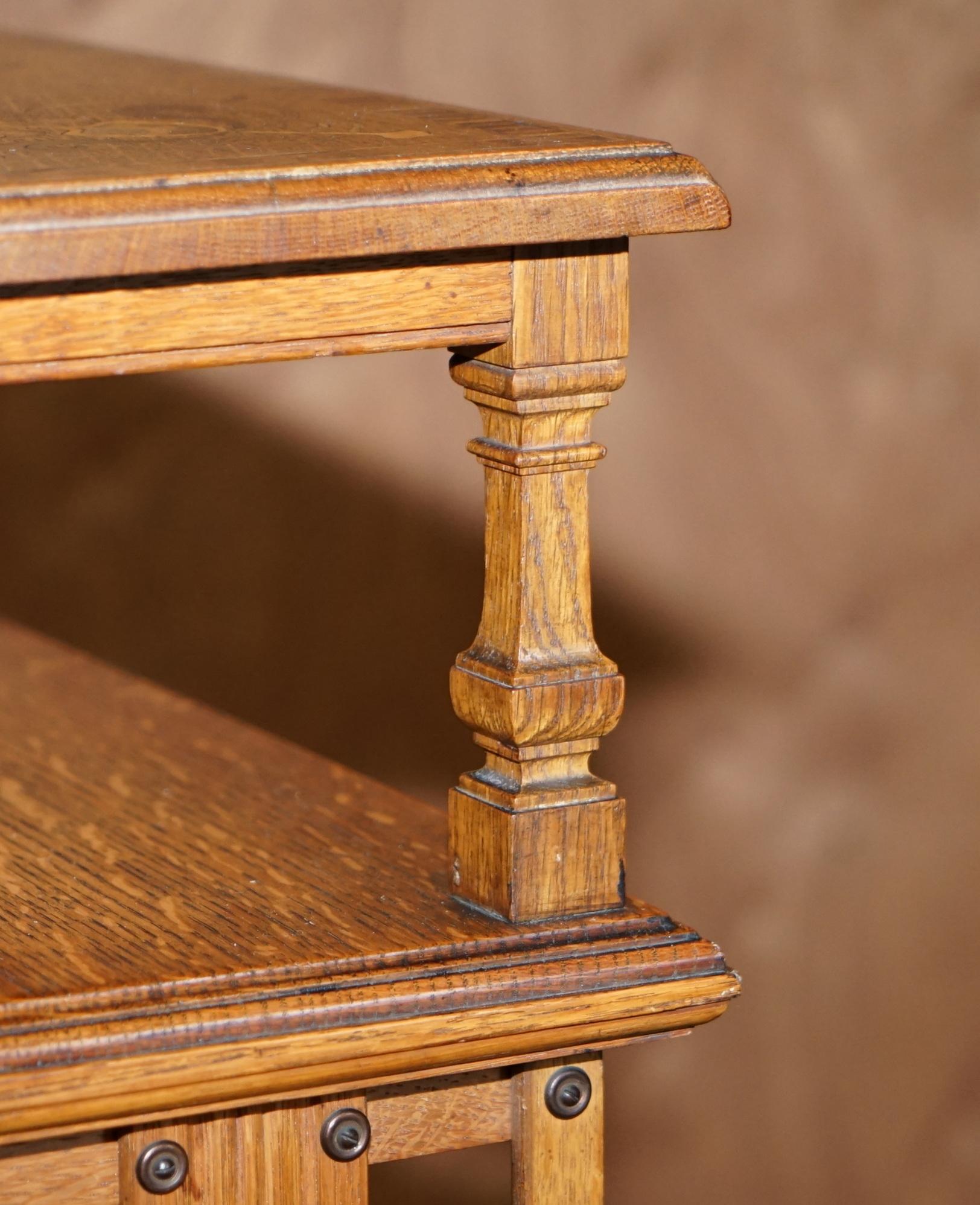 Très rare table d'appoint bibliothèque tournante Art Nouveau en chêne et échantillons de bois incrustés en vente 1