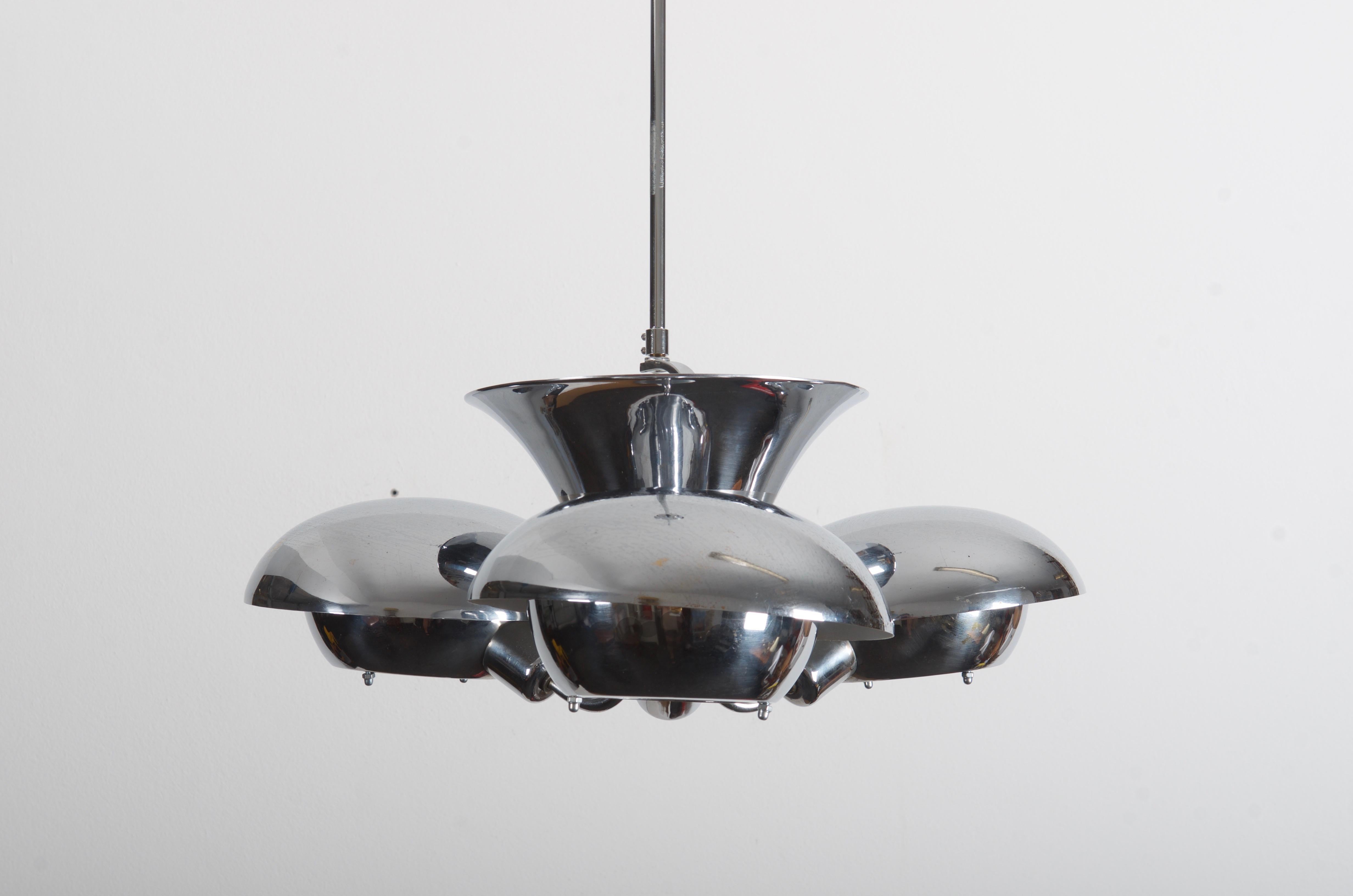 Magnifique design Bauhaus pour un éclairage indirect réalisé dans les années 1930 par Franta Anýž pour Napako.
Construction en acier nickelé et peint, équipée de quatre douilles E27.
