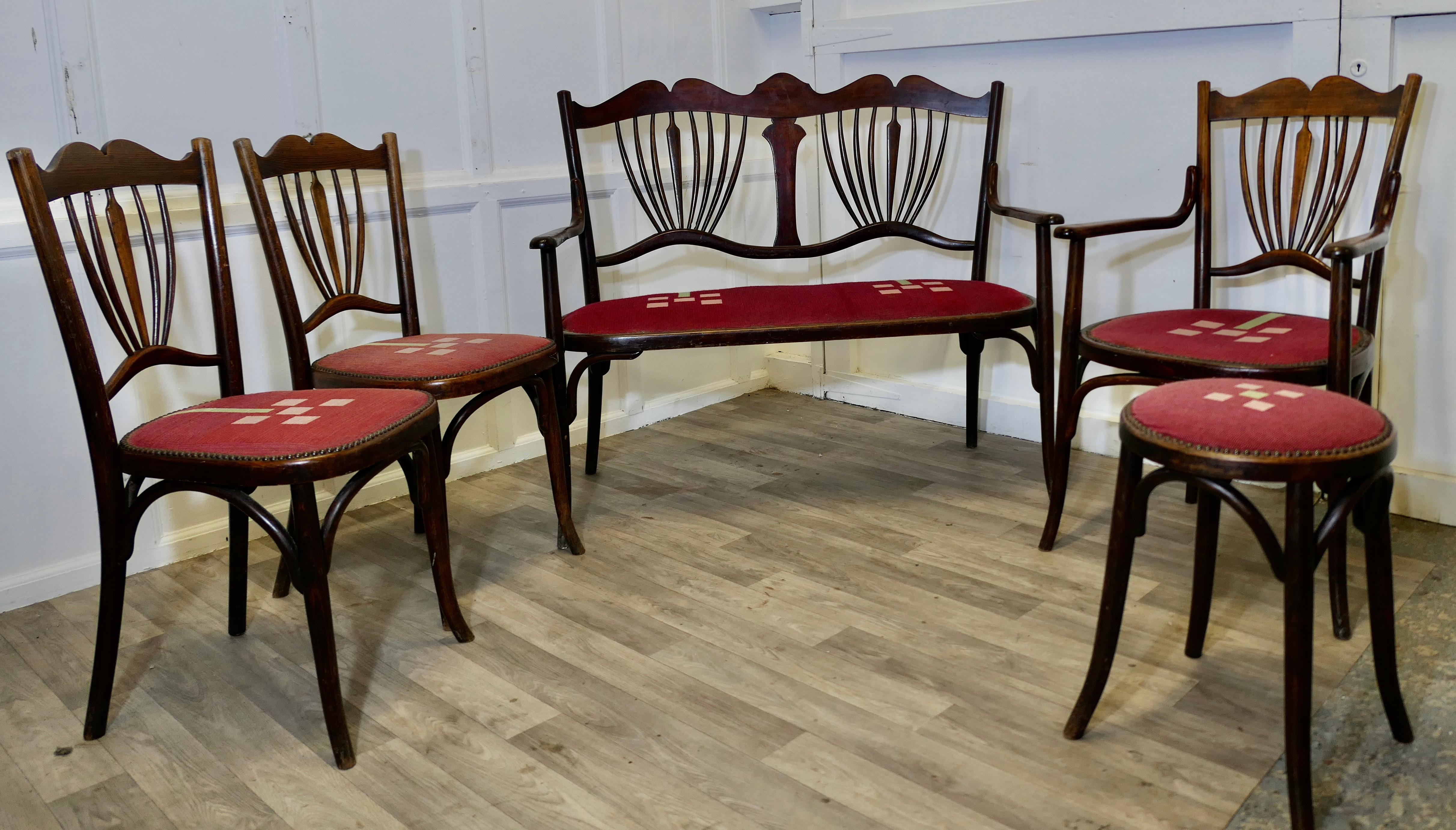 Ensemble de salon Baumann très rare en bois courbé 

Il s'agit d'un ensemble de salon en bois courbé tapissé de Baumann, comprenant un canapé à deux places, une chaise à accoudoir, deux chaises d'appoint et un tabouret.
Il s'agit d'un ensemble rare