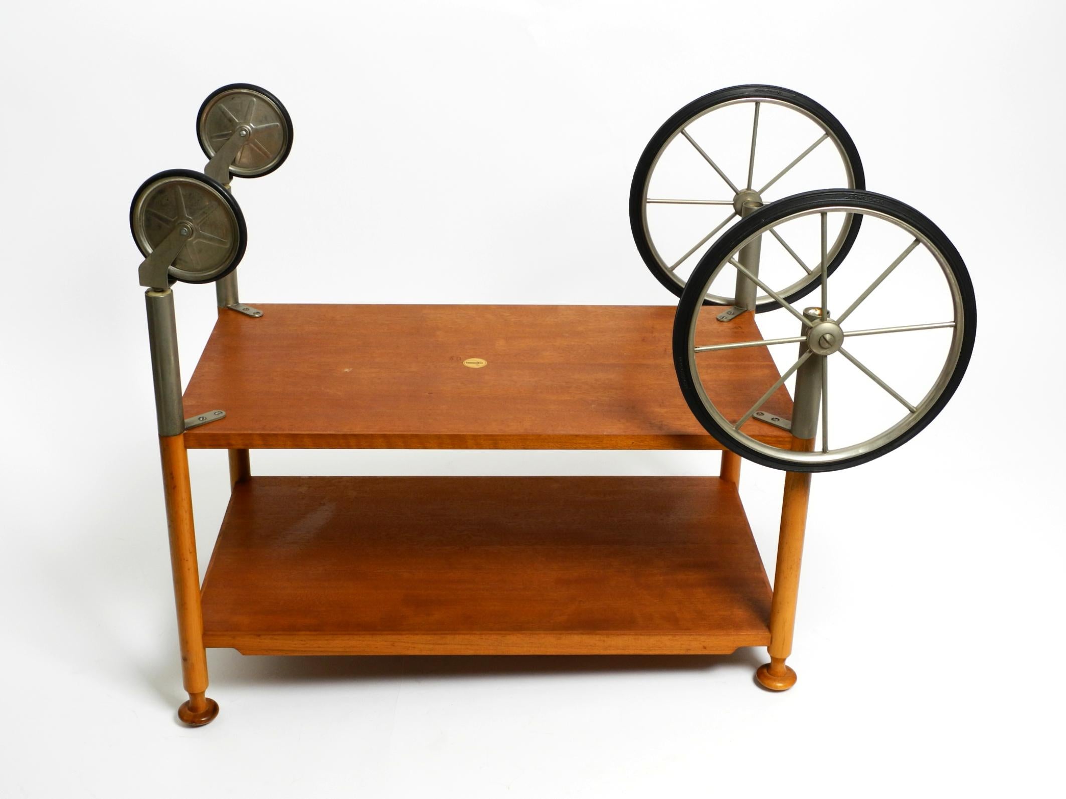 Sehr seltener schöner, schöner Mid-Century-Modern-Barwagen aus Nussbaumholz von Wilhelm Renz im Angebot 3