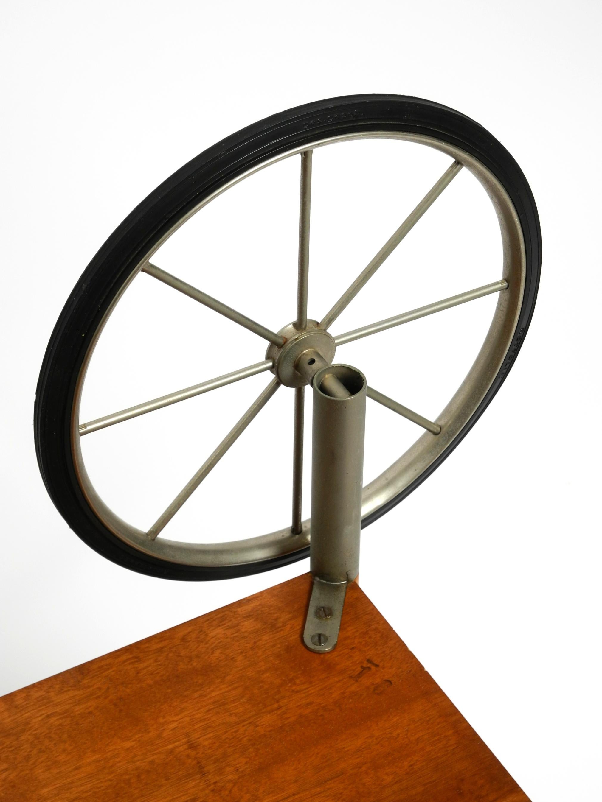 Sehr seltener schöner, schöner Mid-Century-Modern-Barwagen aus Nussbaumholz von Wilhelm Renz im Angebot 7