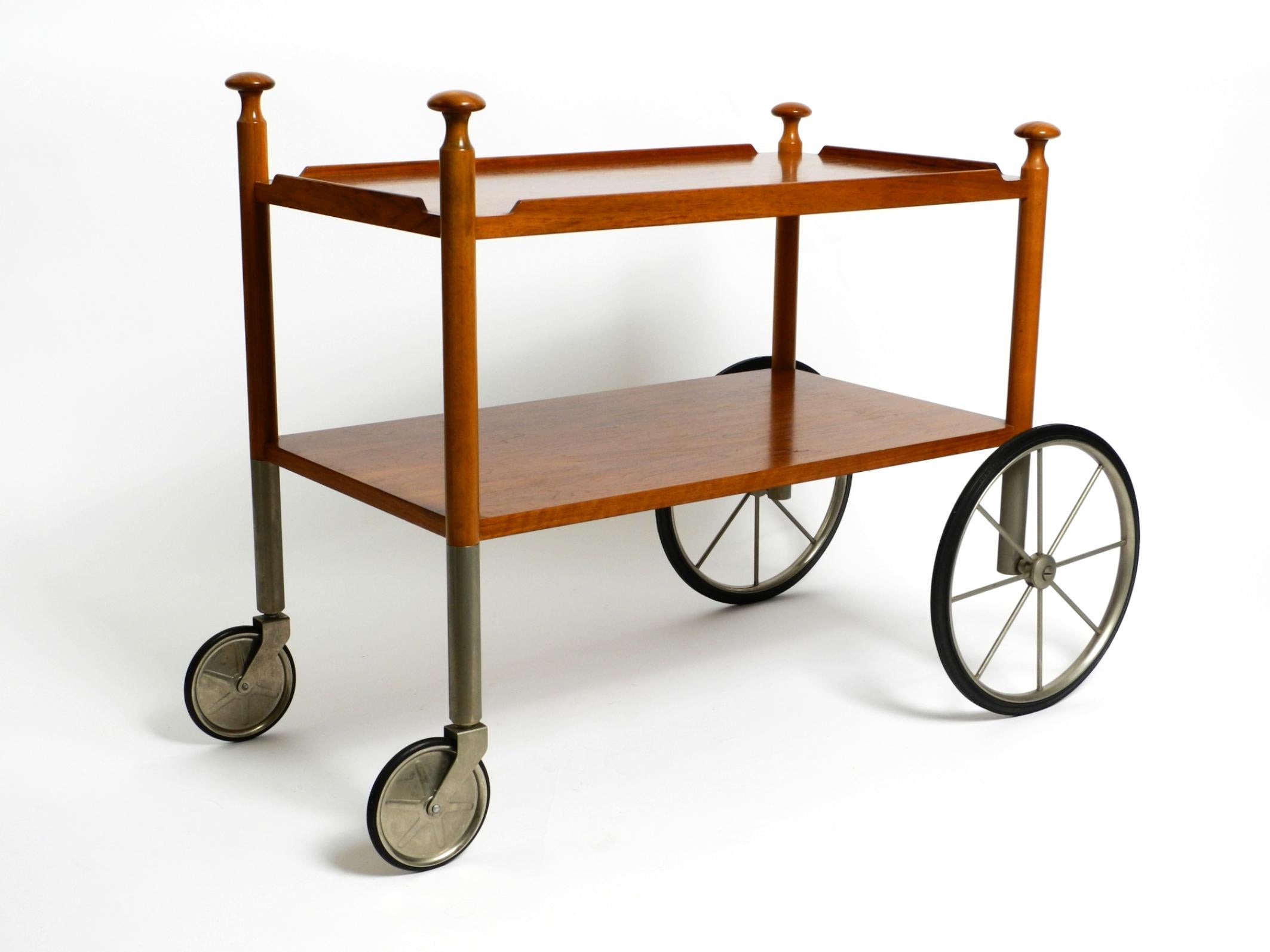 Sehr seltener, schöner Mid Century Modern Barwagen aus massivem Nussbaumholz.
Hergestellt von dem bekannten deutschen Möbelhersteller Wilhelm Renz.
Mit Original Label auf der Unterseite. Hergestellt in Deutschland.
Der Servierwagen ist in sehr gutem