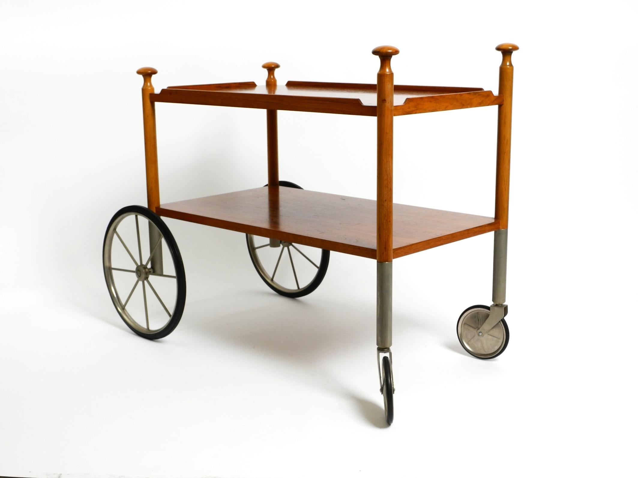 Sehr seltener schöner, schöner Mid-Century-Modern-Barwagen aus Nussbaumholz von Wilhelm Renz (Moderne der Mitte des Jahrhunderts) im Angebot