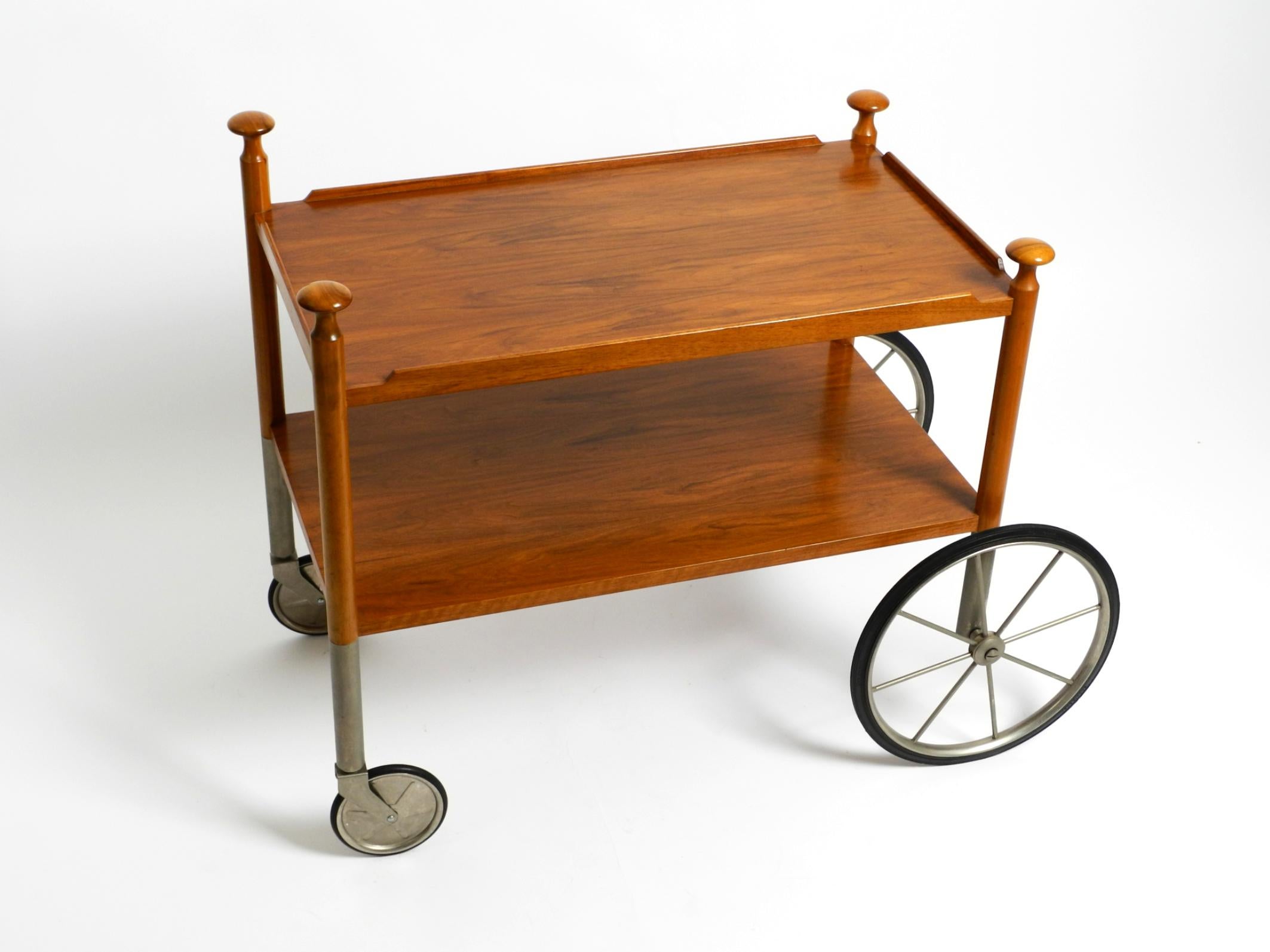 Sehr seltener schöner, schöner Mid-Century-Modern-Barwagen aus Nussbaumholz von Wilhelm Renz (Deutsch) im Angebot