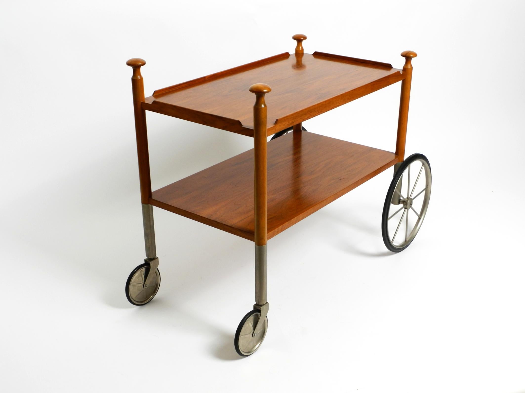 Sehr seltener schöner, schöner Mid-Century-Modern-Barwagen aus Nussbaumholz von Wilhelm Renz im Zustand „Gut“ im Angebot in München, DE