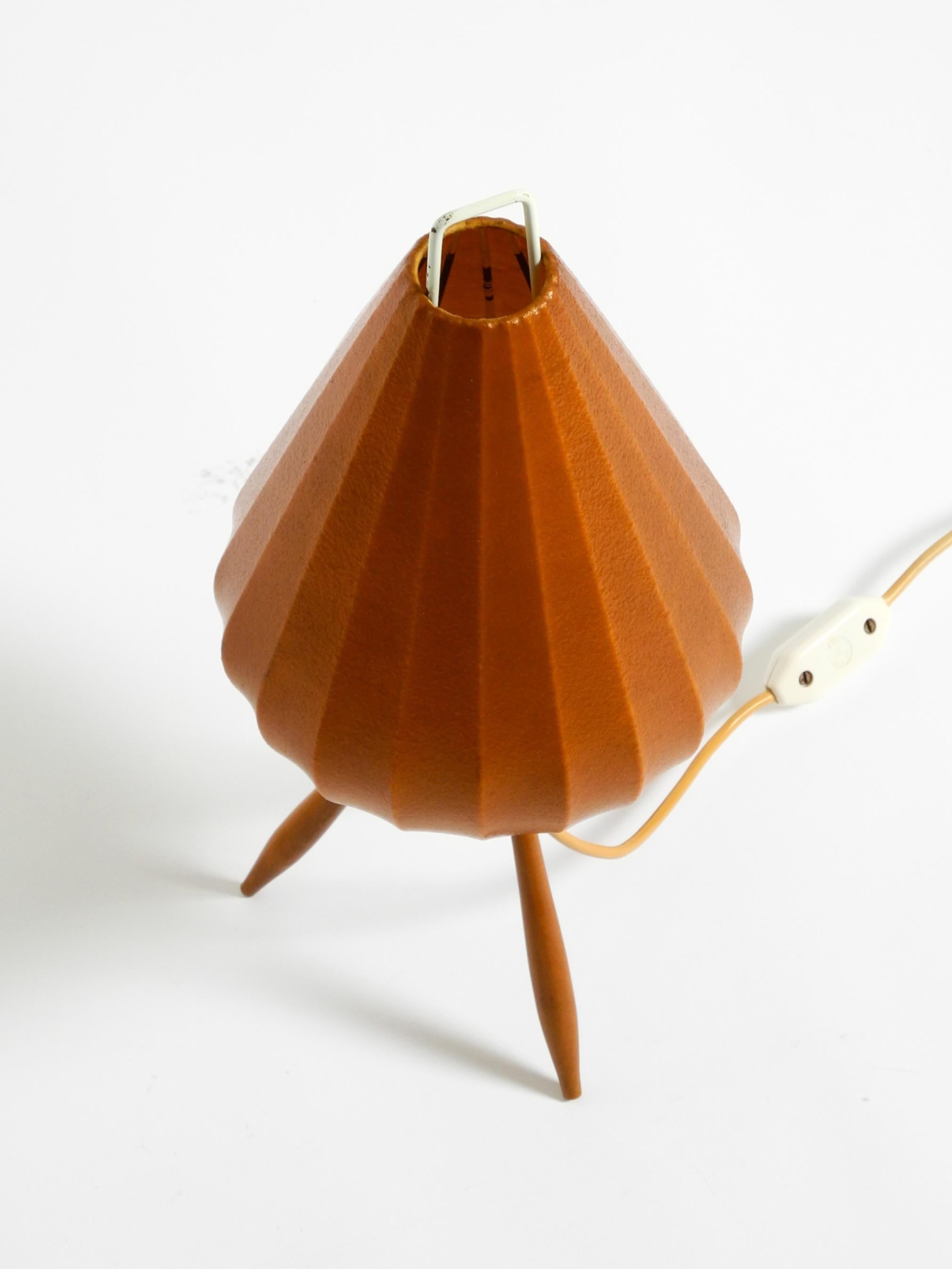 Very rare, beautiful Mid Century Modern Tripod Cocoon table lamp In Good Condition For Sale In München, DE