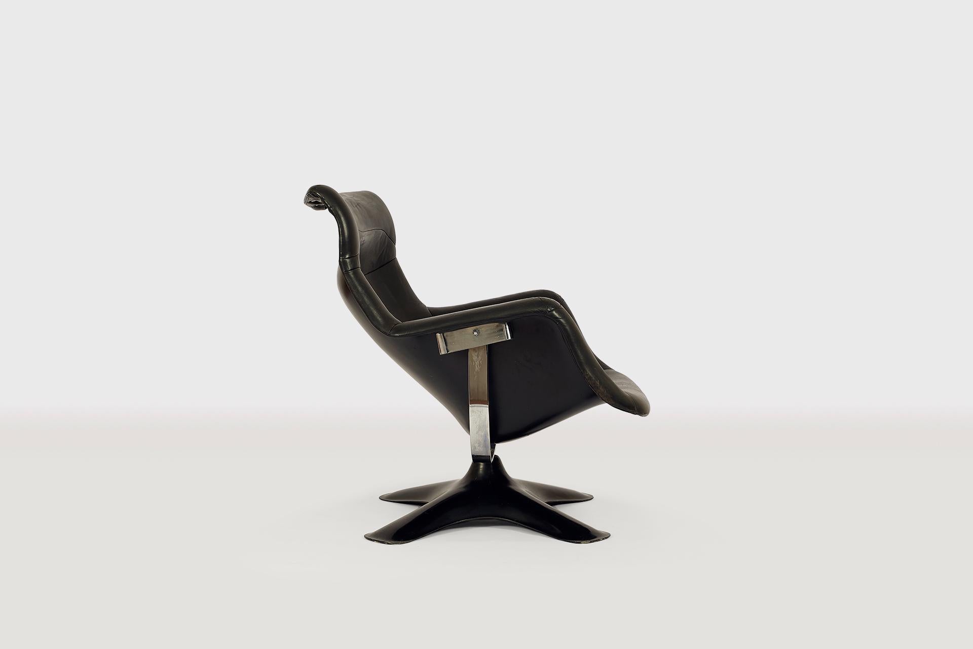 Very sought after Karuselli lounge chair seldom in black designed in 1965 by Yrjö Kukkapuro. The swivel and 