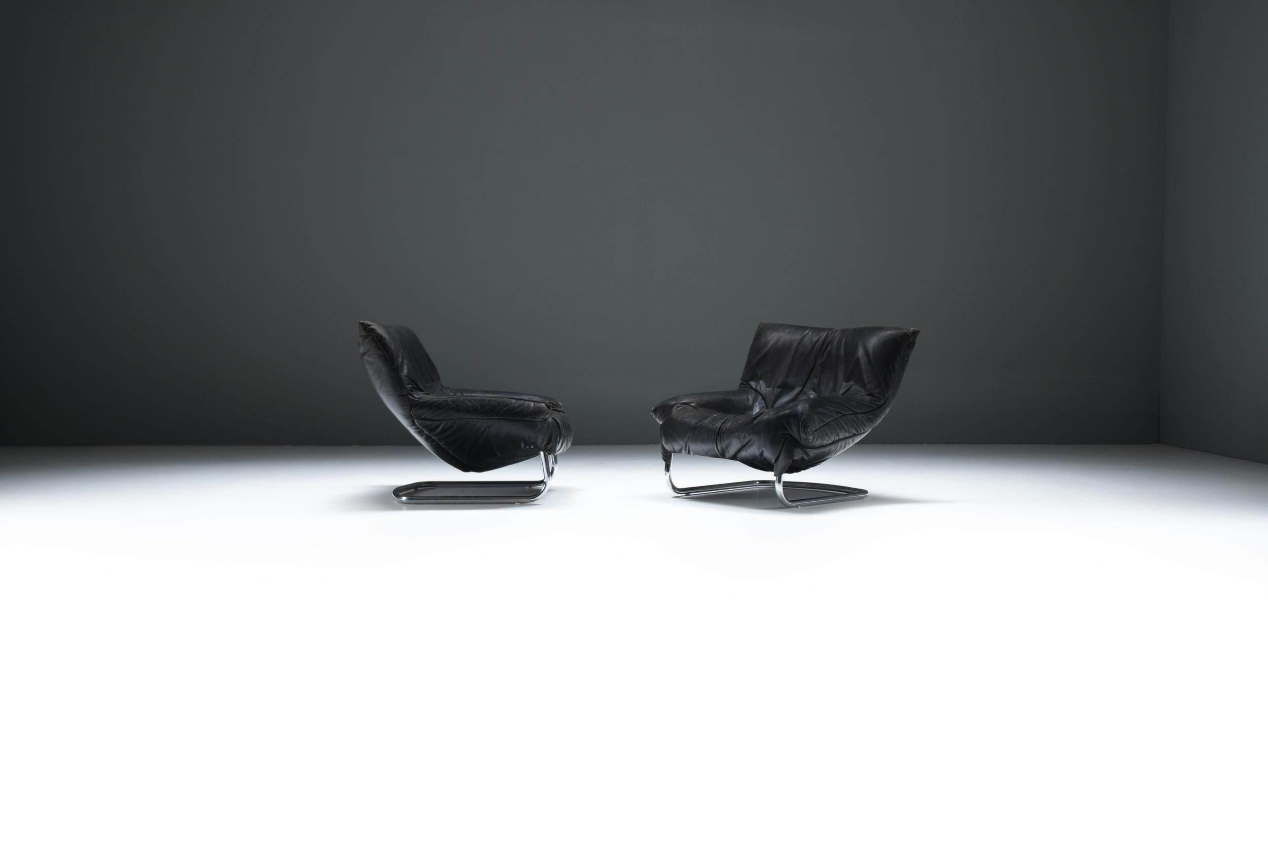 Fauteuils luge Montis de Gerard van den Berg, années 1970
Cuir noir souple drapé sur un élégant cadre chromé en porte-à-faux

Le travail de Gerard van den Berg pour Montis a défini une nouvelle ère du modernisme décontracté néerlandais. Ces rares