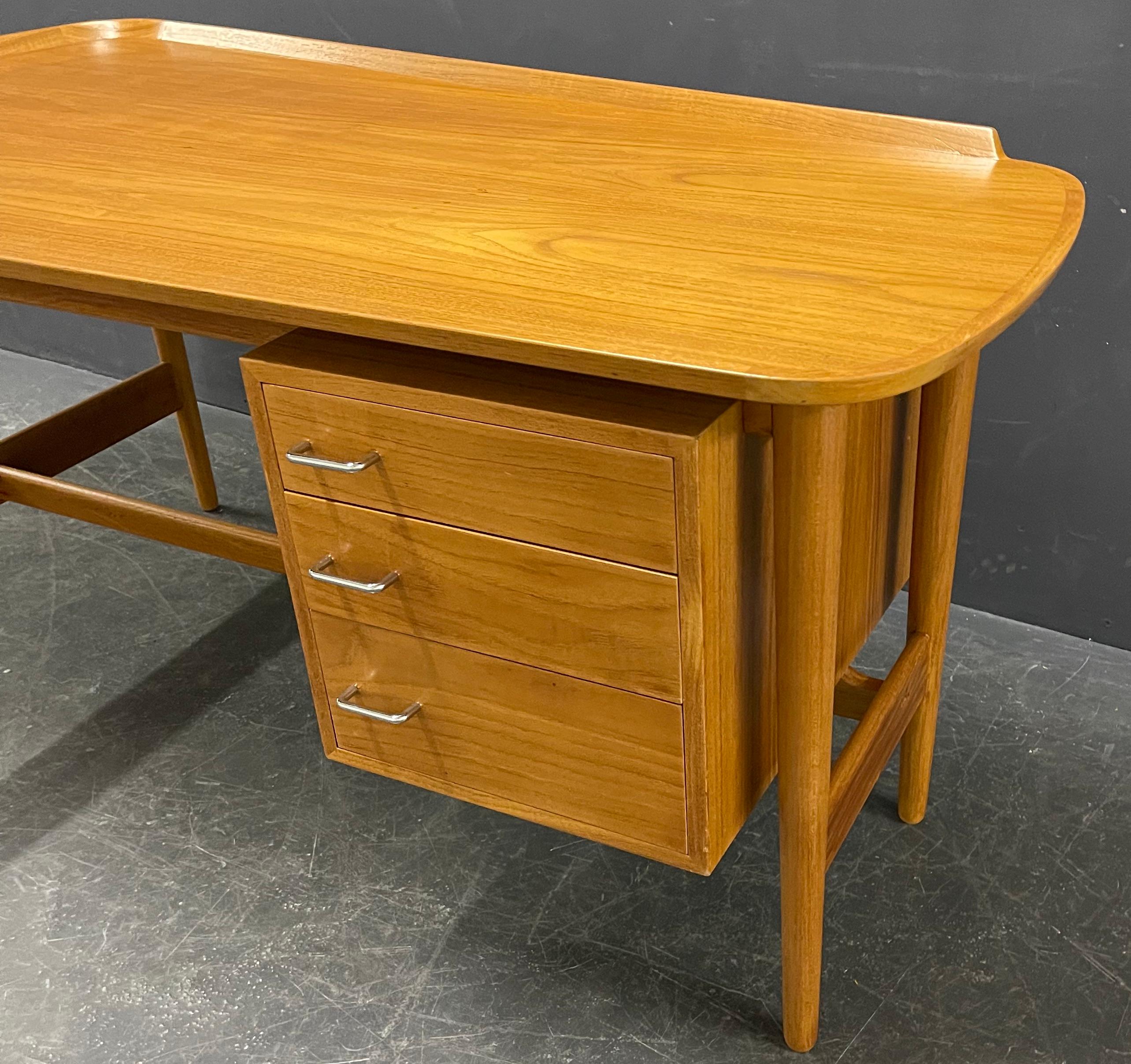 Mid-20th Century Very Rare BO85 Desk by Arne Vodder