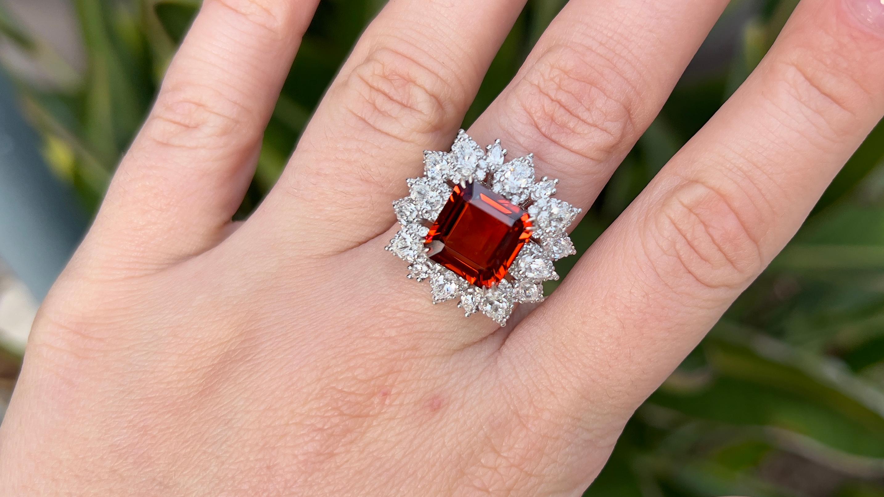 Contemporaneo Rarissimo anello con zircone marrone da 6,80 carati e diamanti da 2,65 carati totali in oro 18 carati in vendita