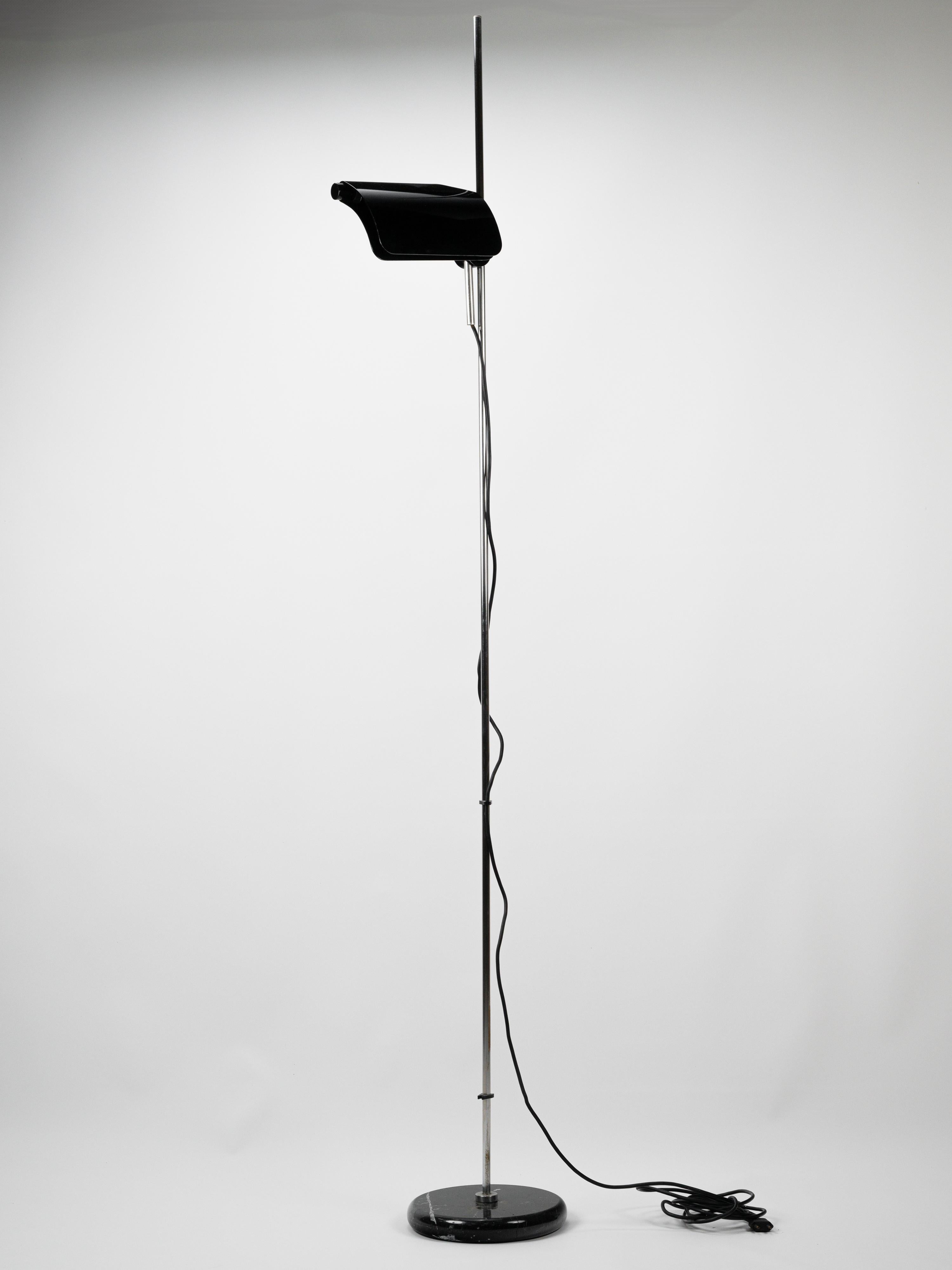 Cet élégant lampadaire, attribué à Bruno Gecchelin pour Oluce, est un exemple raffiné du design d'éclairage italien des années 1970. Doté d'une tige élancée en métal chromé et d'un socle en marbre noir, il incarne le minimalisme épuré de l'époque.