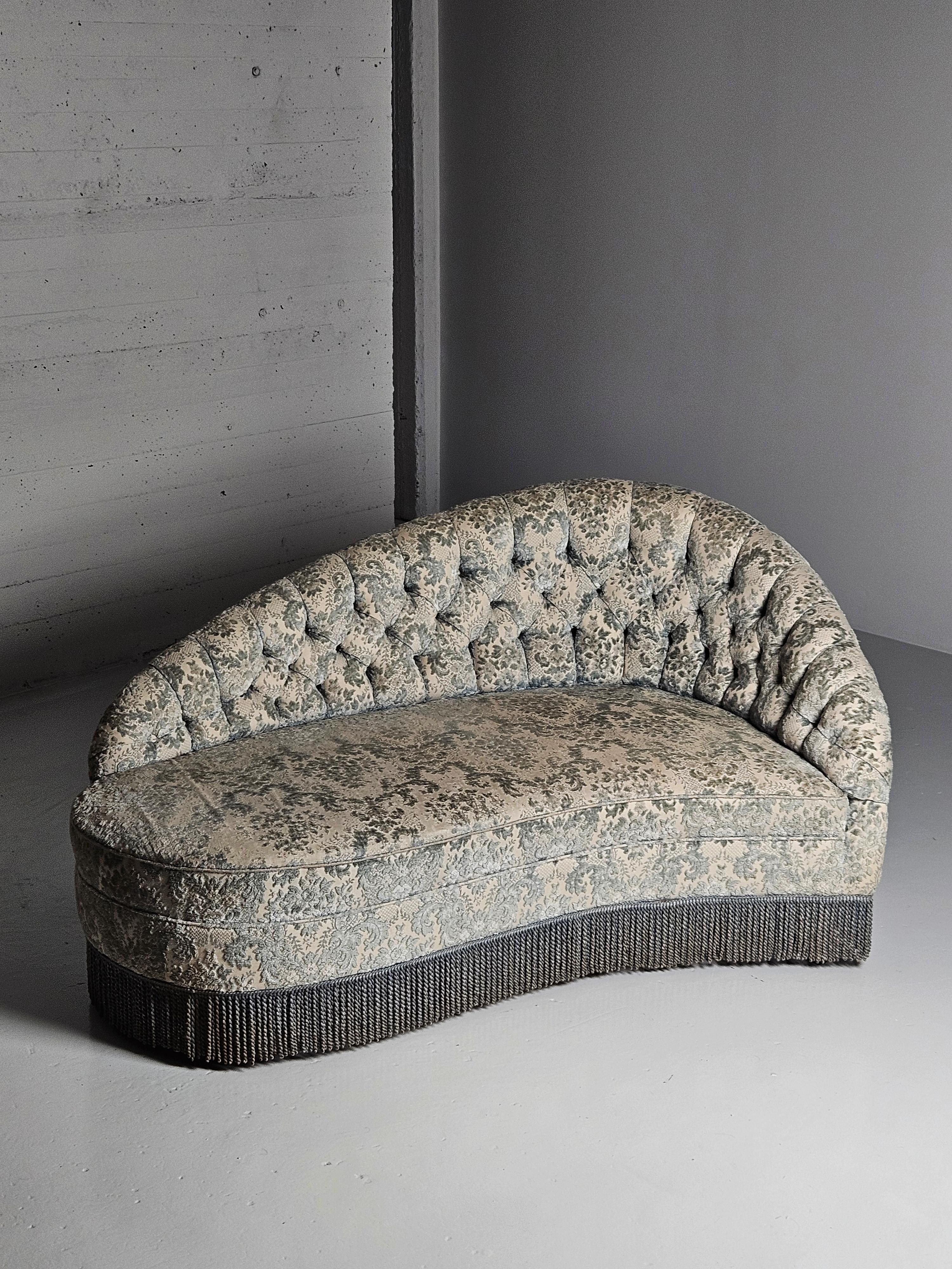 Scandinavian modern daybed or canapé designed by Carl Cederholm for Firma Stil & Form. Stockholm, Sweden, 1940s-1950s.

Original fabric with some stains. 