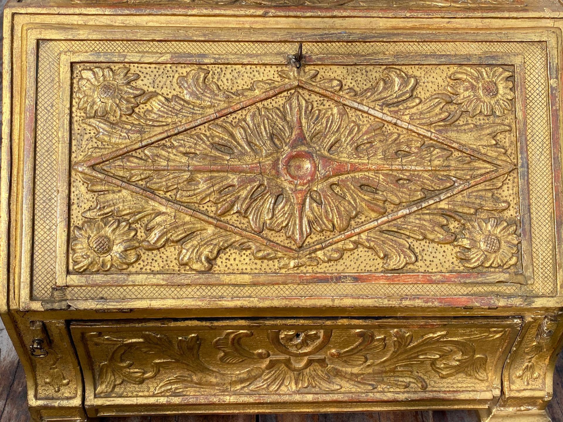 Un très rare miroir de coiffeuse en gesso sculpté et doré. 
Période reine Anne / George I, vers 1710-20.

Décorée sur toute sa surface de surfaces dorées-gesso originales finement ciselées, avec des réserves circulaires poinçonnées