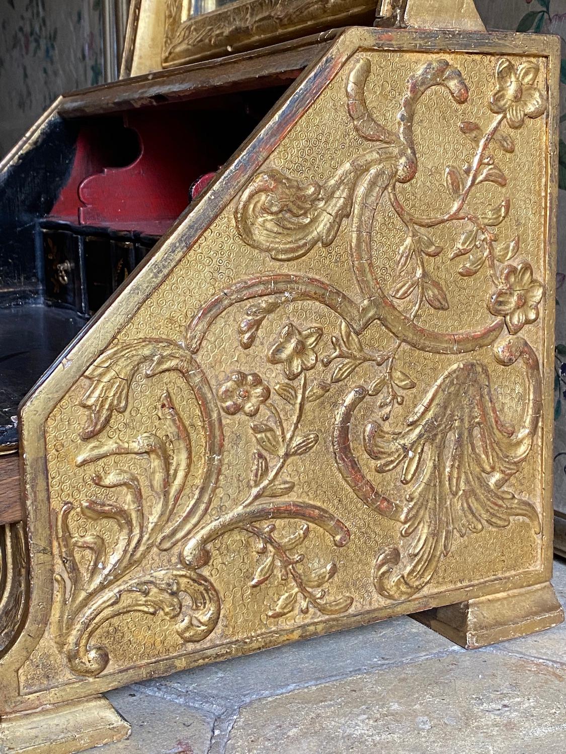 Bois doré Très rare miroir de coiffeuse en gesso doré sculpté, vers 1710-1720 en vente