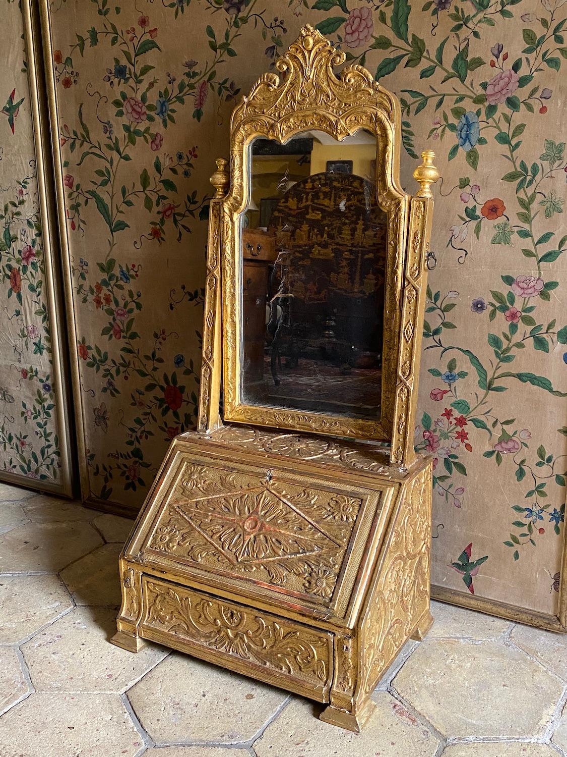Very Rare Carved Gilt Gesso Dressing Mirror, circa 1710-1720 For Sale 1