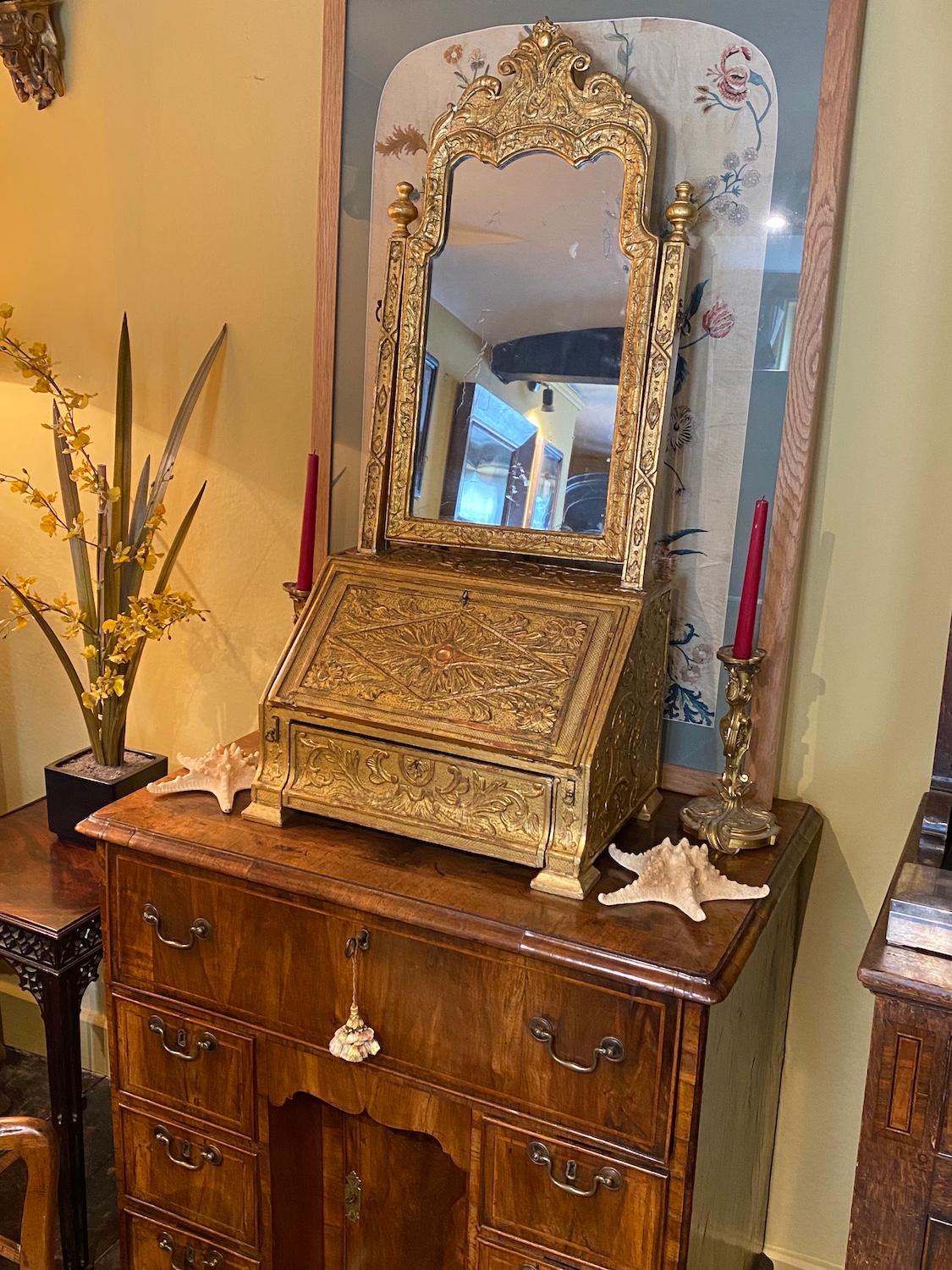 Very Rare Carved Gilt Gesso Dressing Mirror, circa 1710-1720 For Sale 3