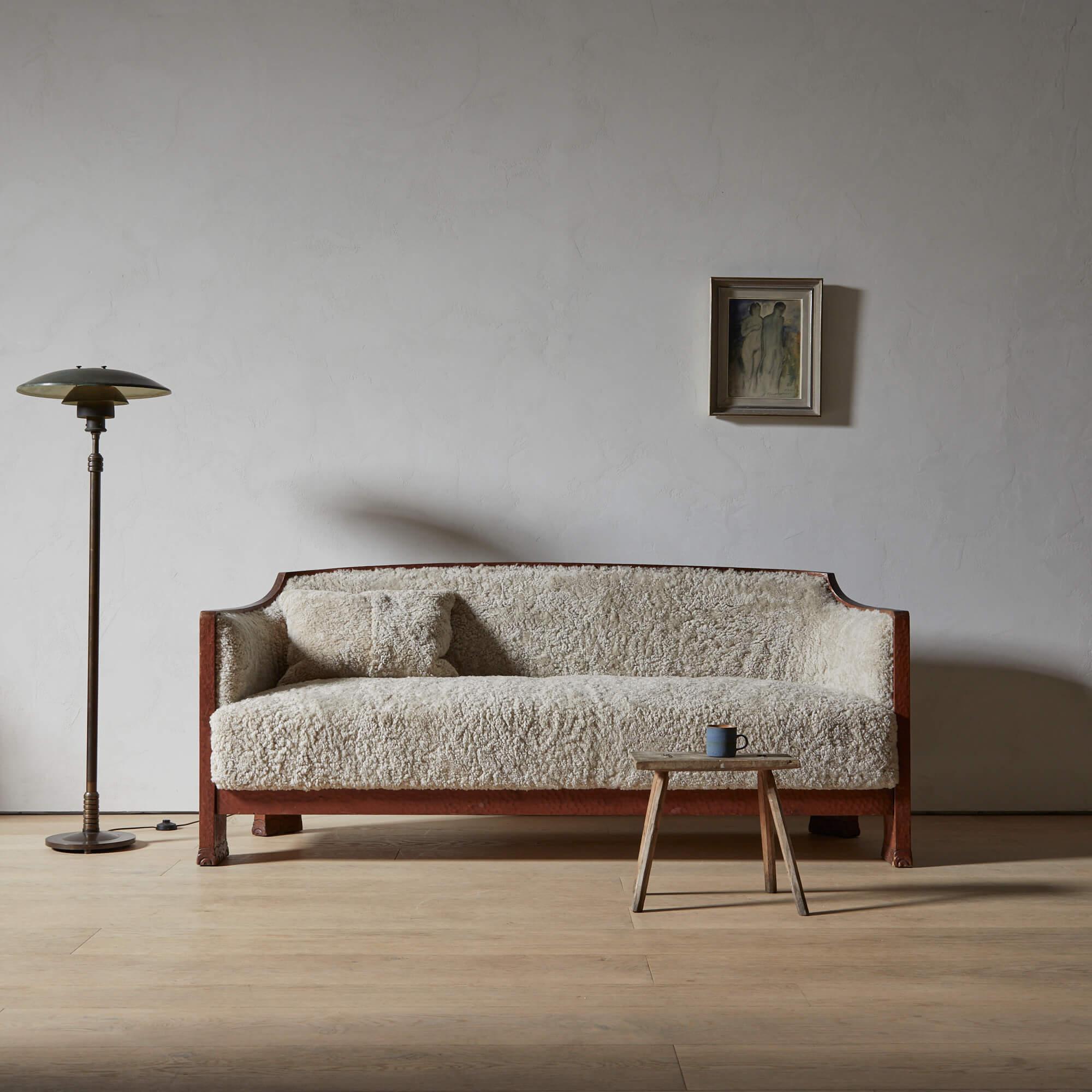 Dieses Dreisitzer-Sofa mit seinem handgeschnitzten Gestell (man beachte die Tannennadeln und Tannenzapfen, die stilisierten Elefantenfüße) ist selten erhältlich. Unsere Werkstatt hat dieses schöne Exemplar innen und außen restauriert und mit