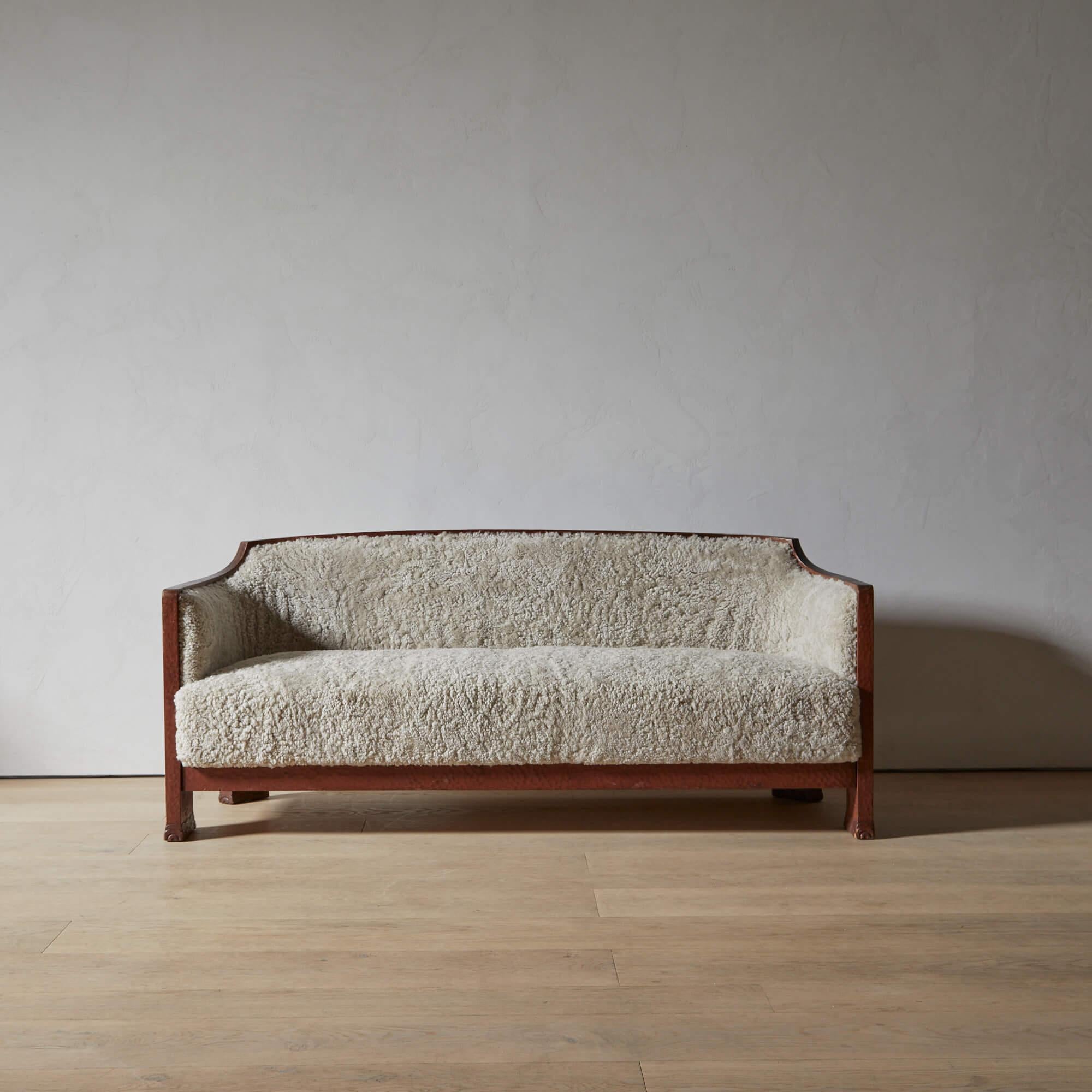 Sehr seltenes geschnitztes Otto Wretling Sofa mit Shearling im Zustand „Gut“ im Angebot in Long Island City, NY