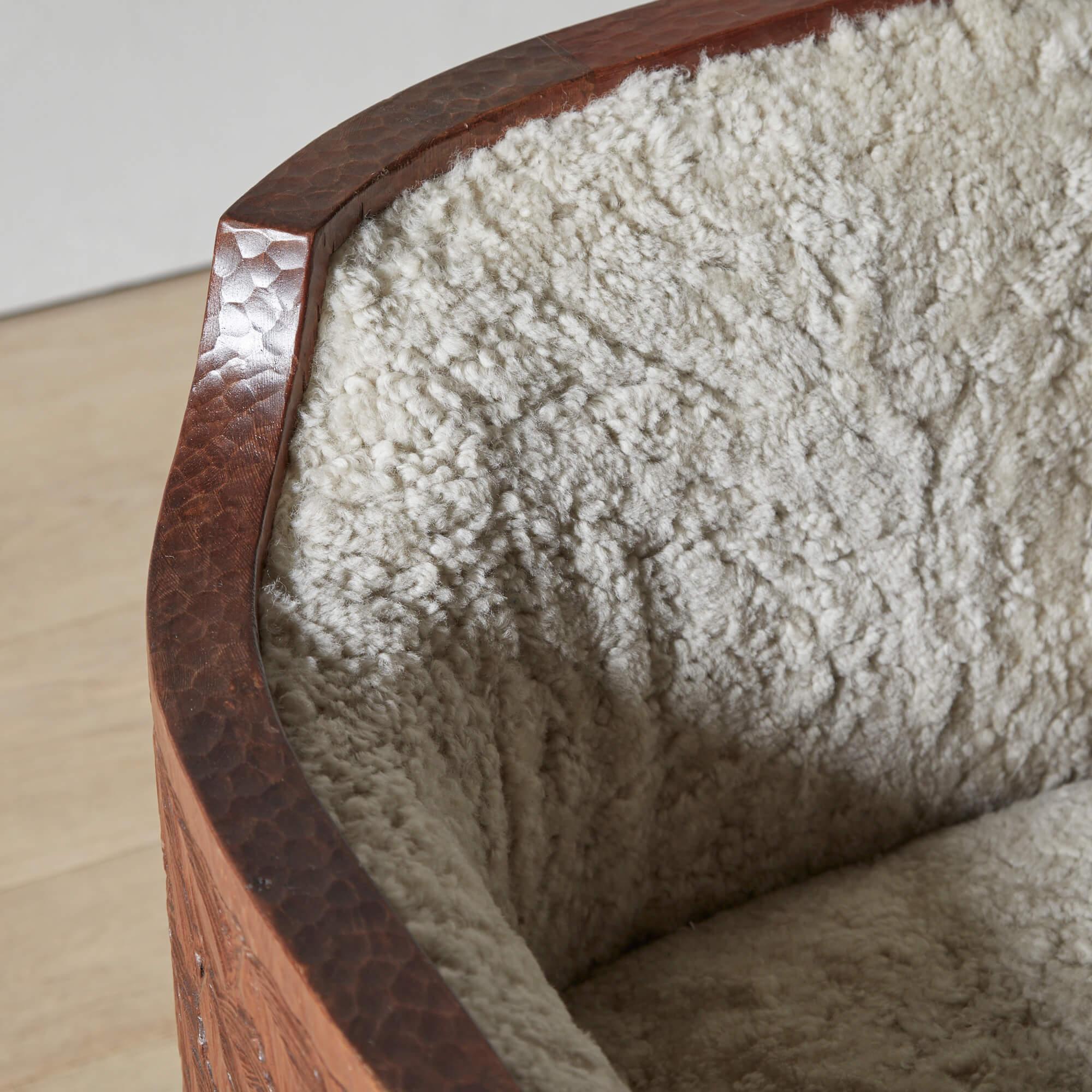 Sehr seltenes geschnitztes Otto Wretling Sofa mit Shearling im Angebot 1